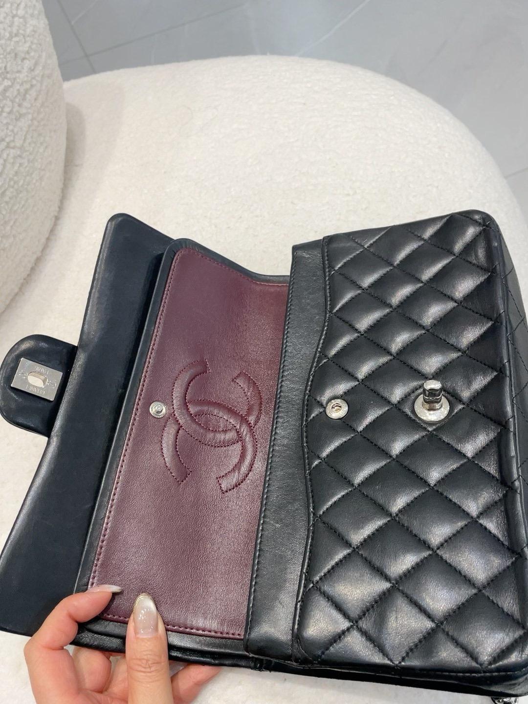 Chanel Timeless Classic Flap Mediana Piel de cordero negra Herrajes plateados, 2006 en venta 14