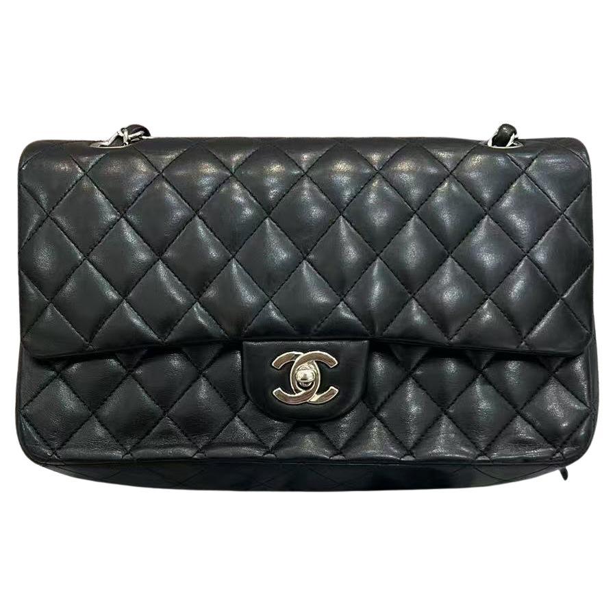 Chanel Timeless Classic Flap Mediana Piel de cordero negra Herrajes plateados, 2006 en venta