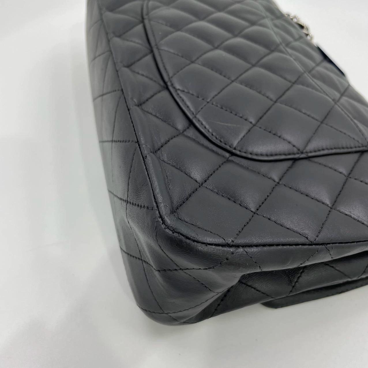 Chanel Timeless Classic Flap Mediana Piel de cordero negra Herrajes plateados, 2009 en venta 8