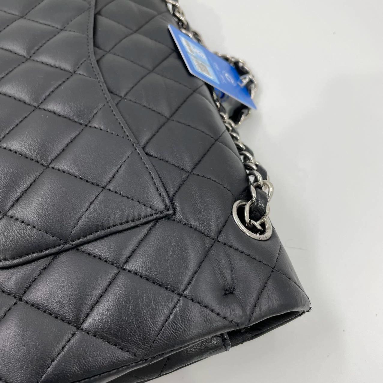 Chanel Timeless Classic Flap Mediana Piel de cordero negra Herrajes plateados, 2009 en venta 9