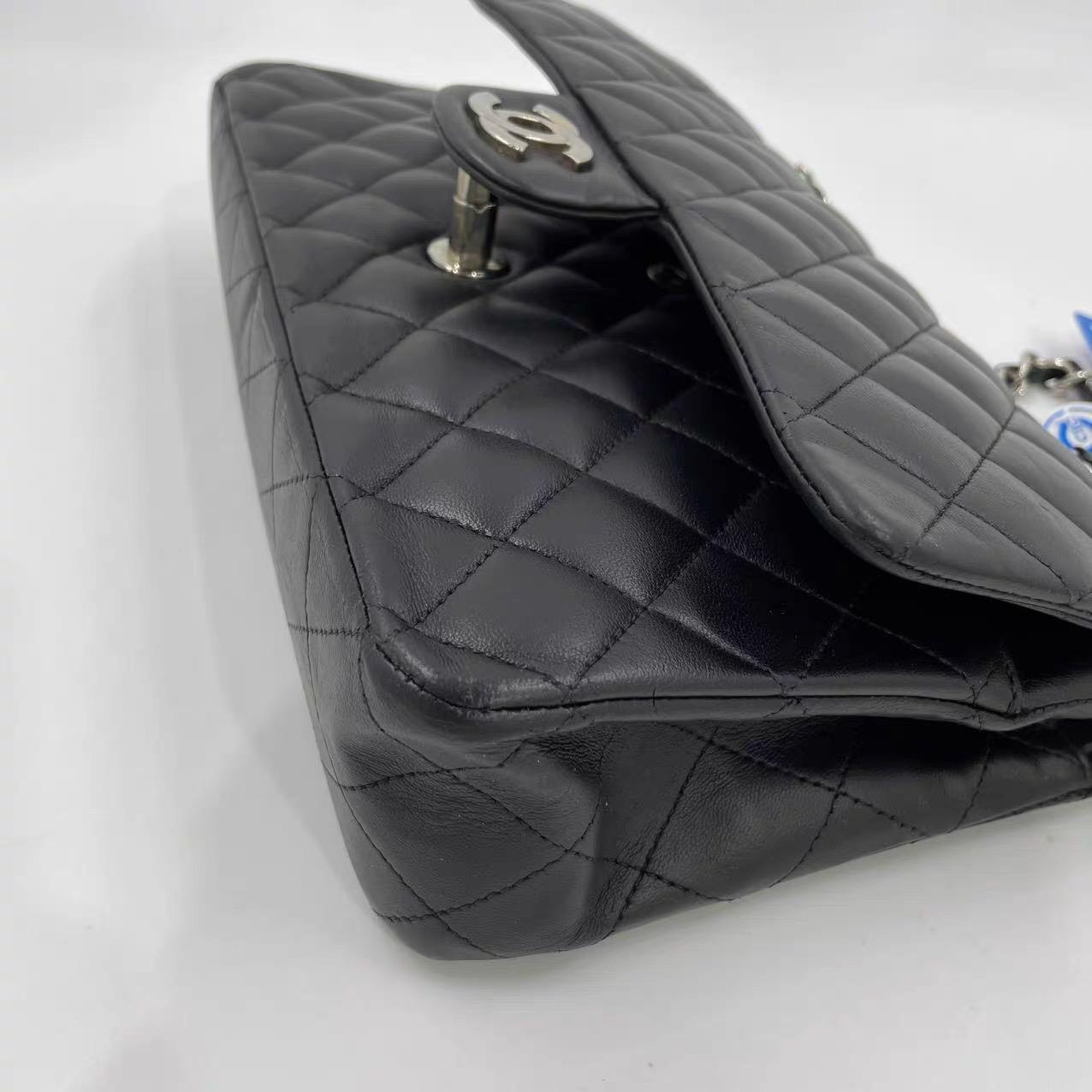 Chanel Timeless Classic Flap Mediana Piel de cordero negra Herrajes plateados, 2009 en venta 11