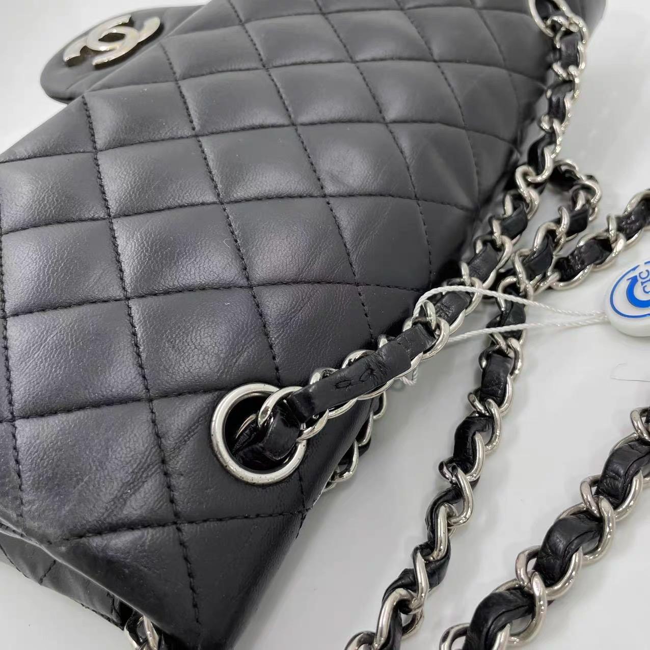 Chanel Timeless Classic Flap Mediana Piel de cordero negra Herrajes plateados, 2009 en venta 12