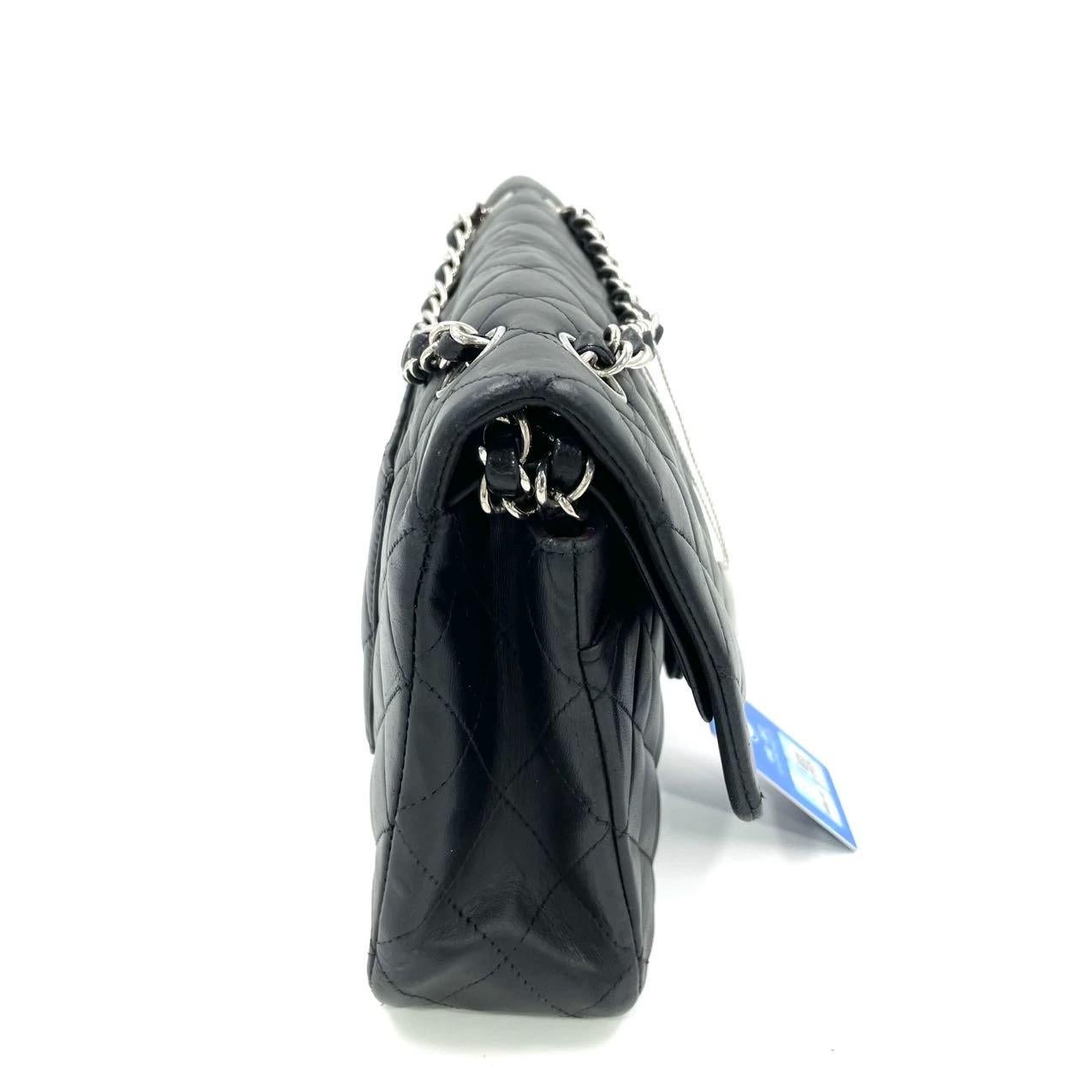 Chanel Timeless Classic Flap Mediana Piel de cordero negra Herrajes plateados, 2009 en Bueno estado para la venta en AUBERVILLIERS, FR
