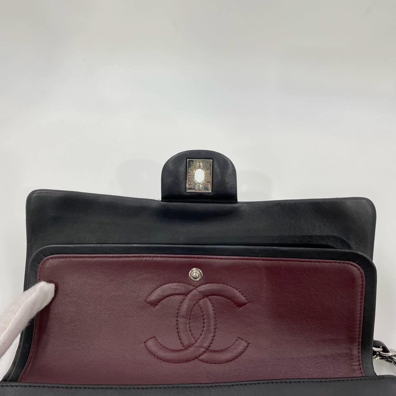 Chanel Timeless Classic Flap Mediana Piel de cordero negra Herrajes plateados, 2009 en venta 2