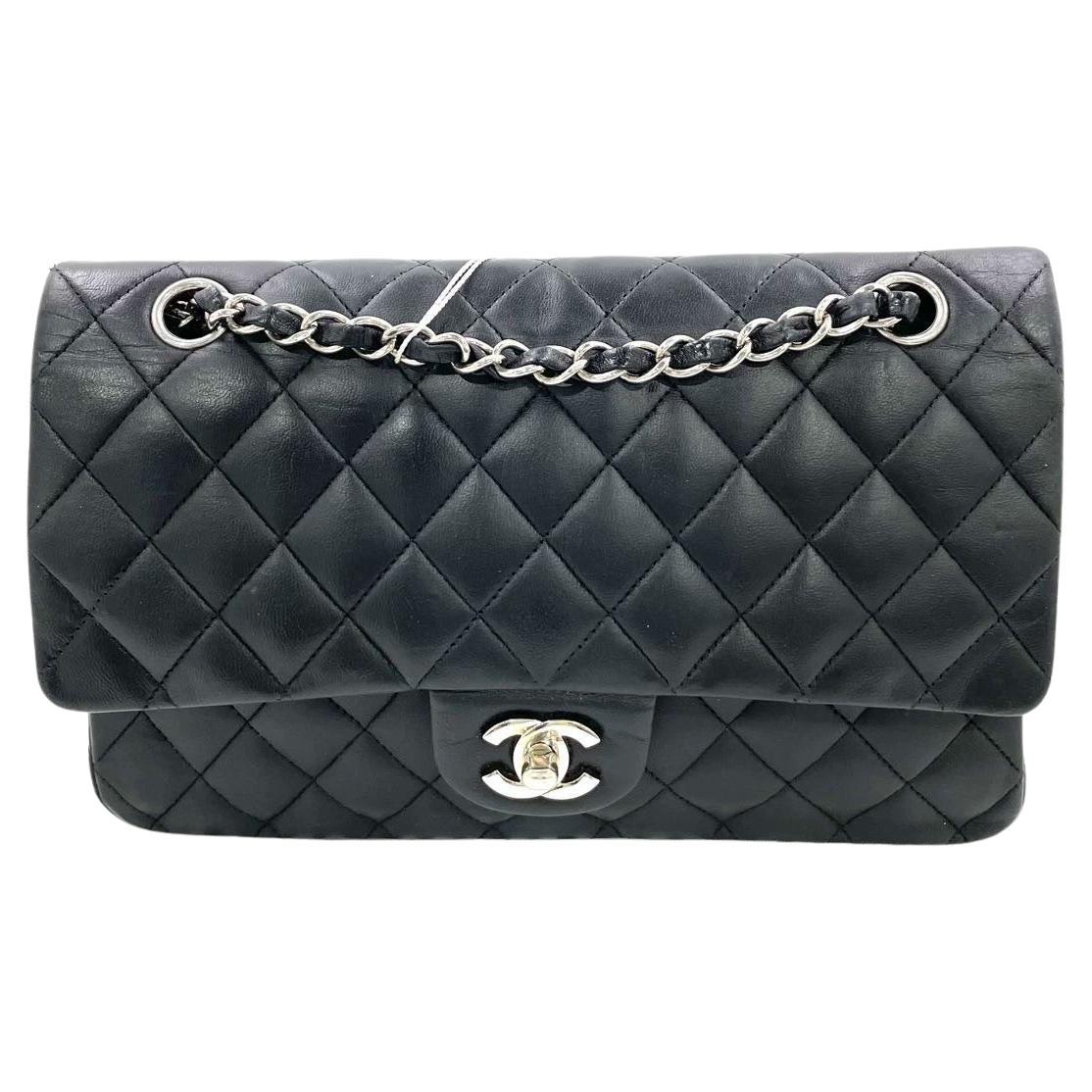 Chanel Timeless Classic Flap Mediana Piel de cordero negra Herrajes plateados, 2009 en venta