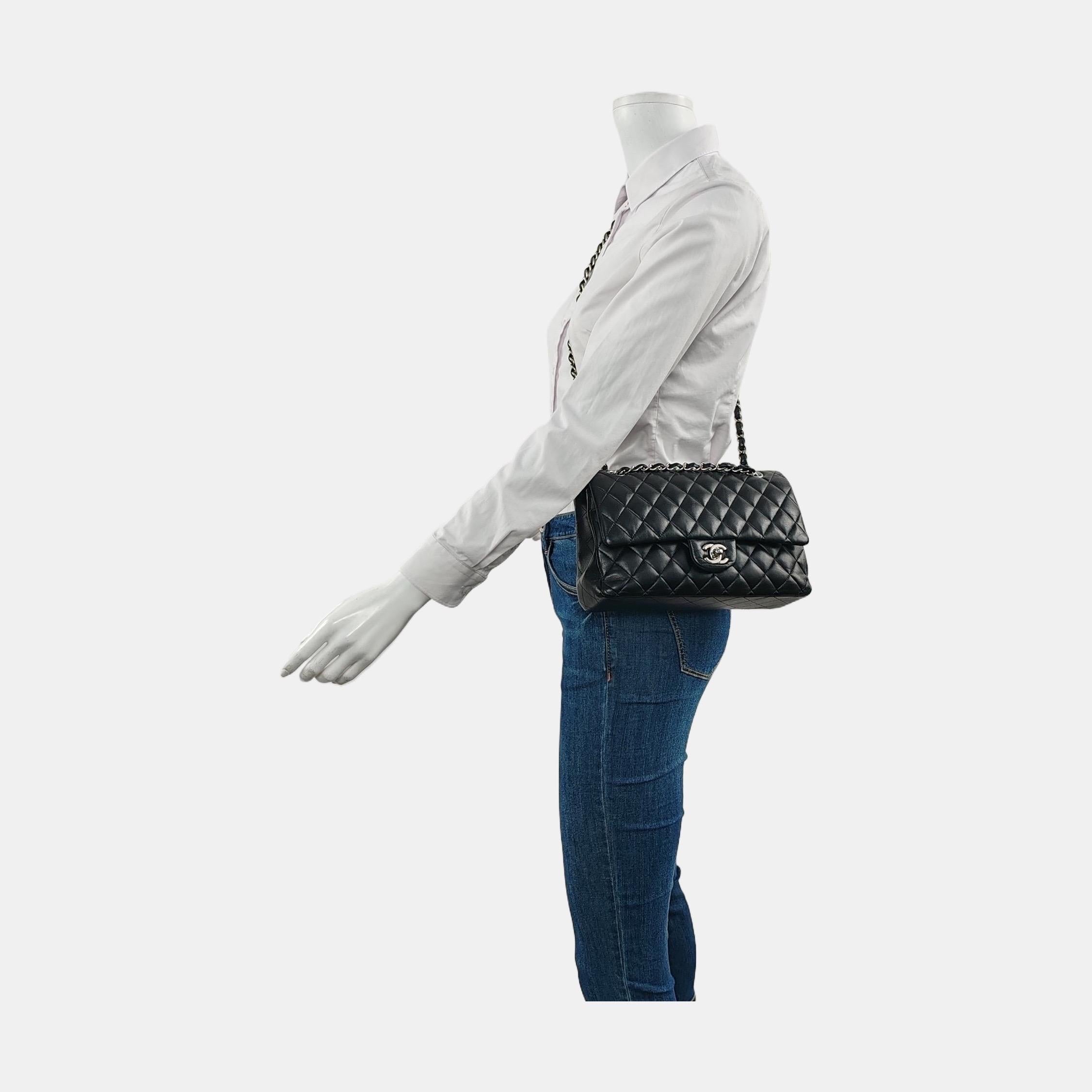 CONDIZIONI: OTTIME

Questa borsa Chanel autentica e usata è in ottime condizioni. Sfregamenti intorno agli angoli e all'aletta. Graffi all'hardware. Pieghe sulla pelle. Macchie leggere nel complesso. Il colore è stato ritoccato professionalmente