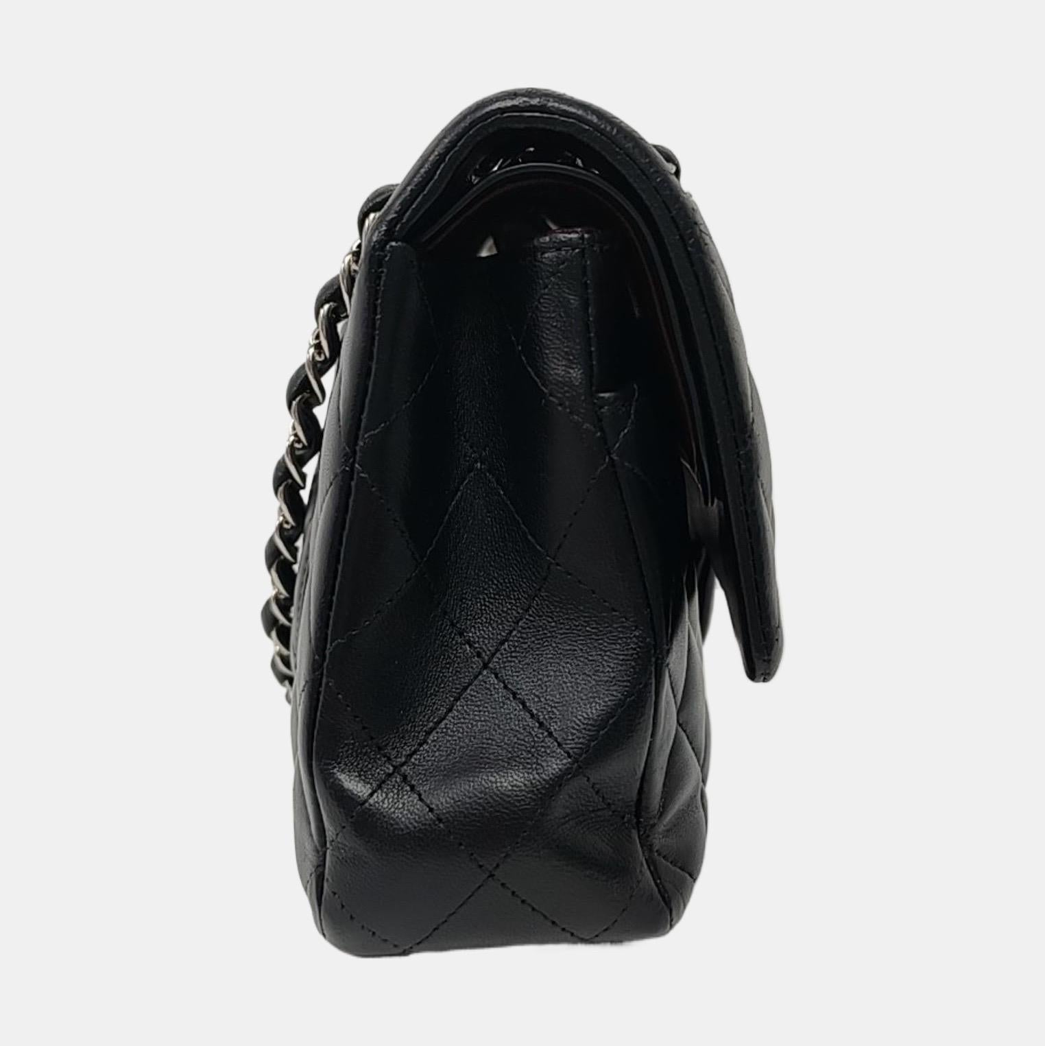 Chanel Timeless Classic Flap Medium Nero Pelle di Agnello Hardware Argento 2017 In condizioni buone in vendita a AUBERVILLIERS, FR