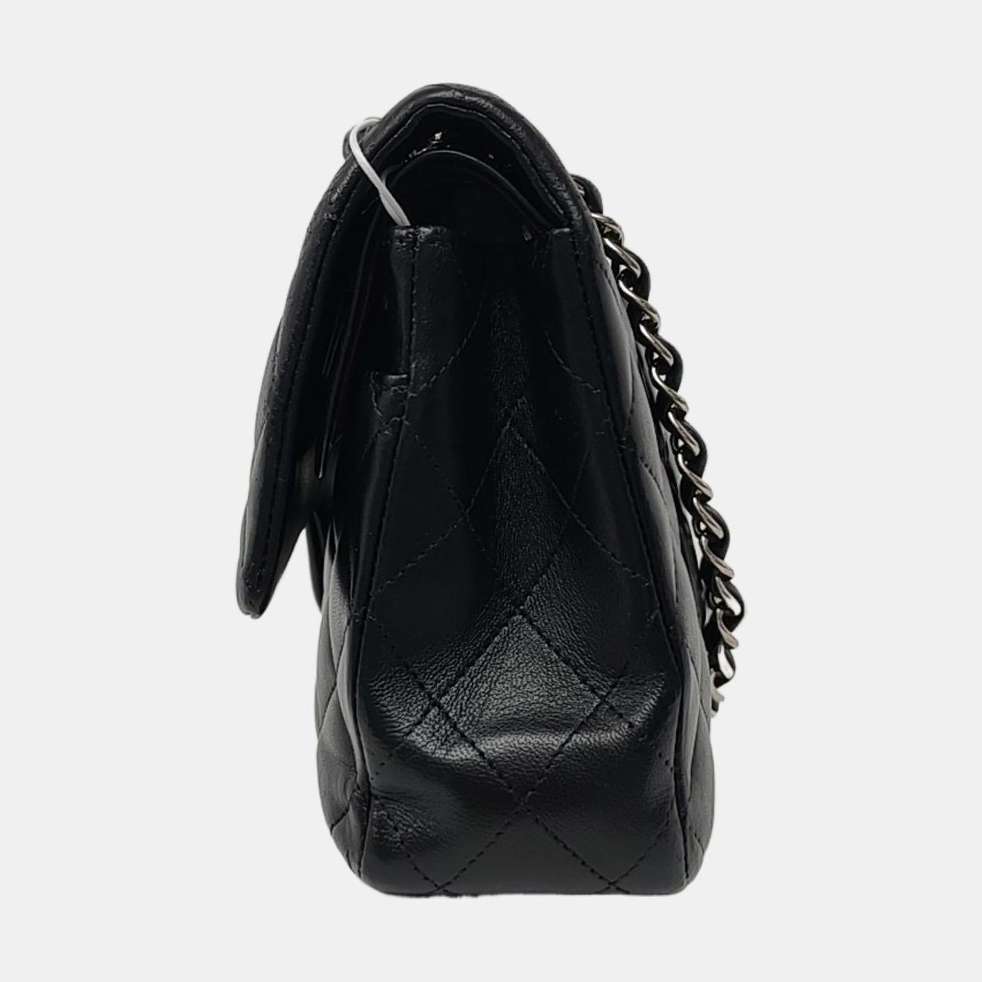 Donna Chanel Timeless Classic Flap Medium Nero Pelle di Agnello Hardware Argento 2017 in vendita