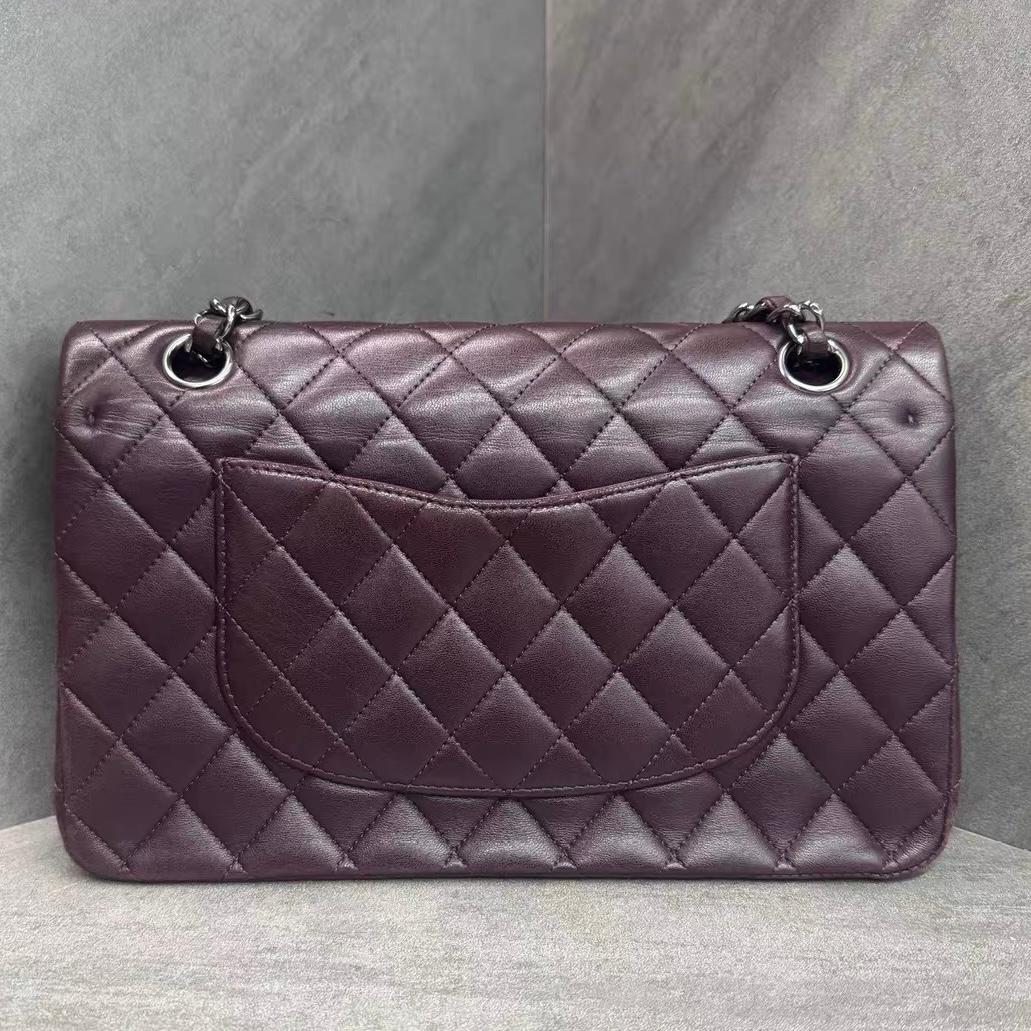 Chanel Timeless Classic Flap Medium lila Lammfell Leder Silber Hardware 2011-2012
Dies sind professionelle Fotos der tatsächlich von Luxbags angebotenen Tasche.
ZUSTAND: SEHR GUT
Diese gebrauchte authentische Chanel Tasche ist in sehr gutem