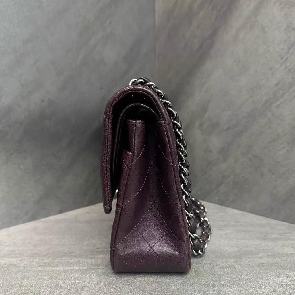 Chanel Timeless Classic Flap Medium Lila Lammfell Leder Silver Hardware (Grau) im Angebot