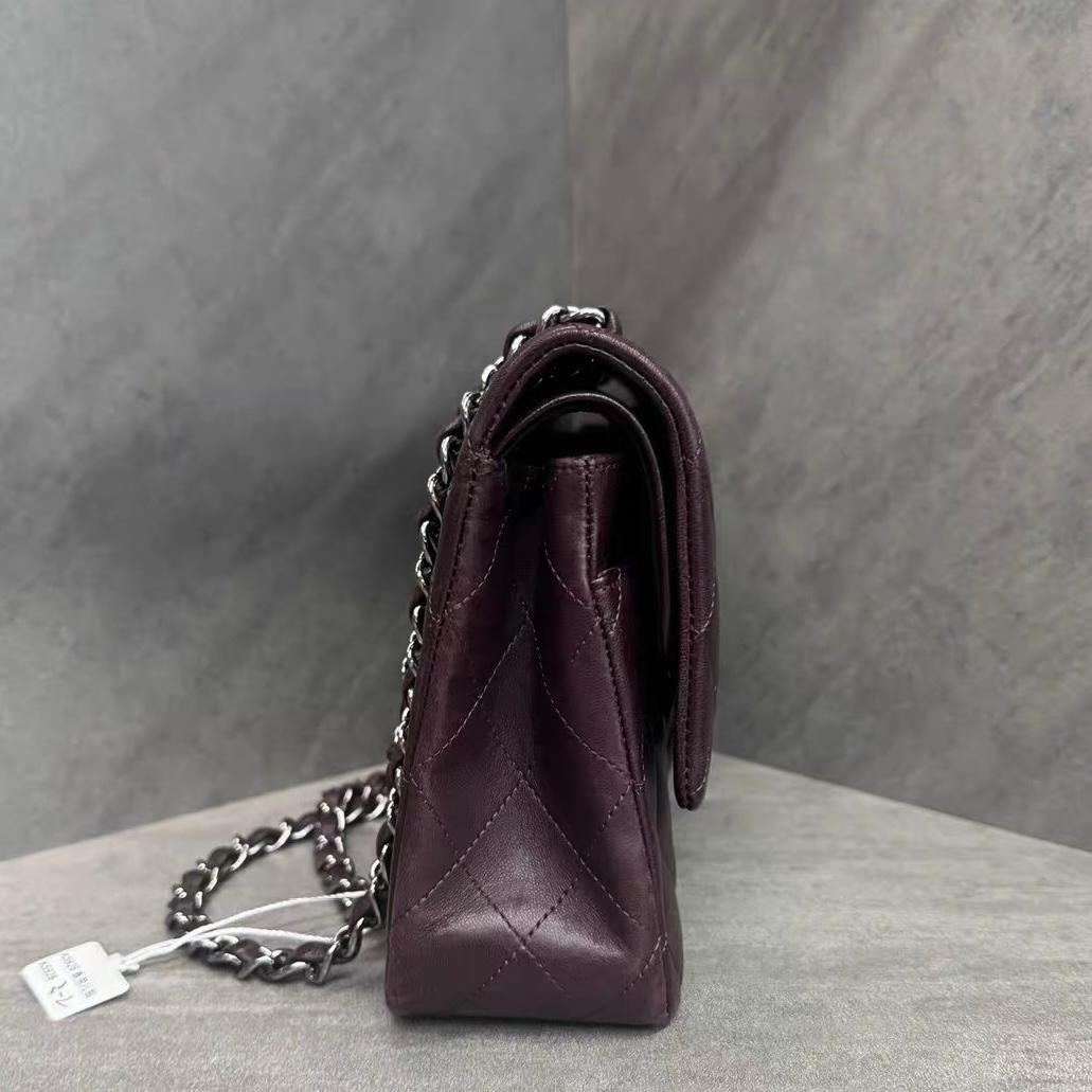 Chanel Timeless Classic Flap Medium Lila Lammfell Leder Silver Hardware im Zustand „Gut“ im Angebot in AUBERVILLIERS, FR