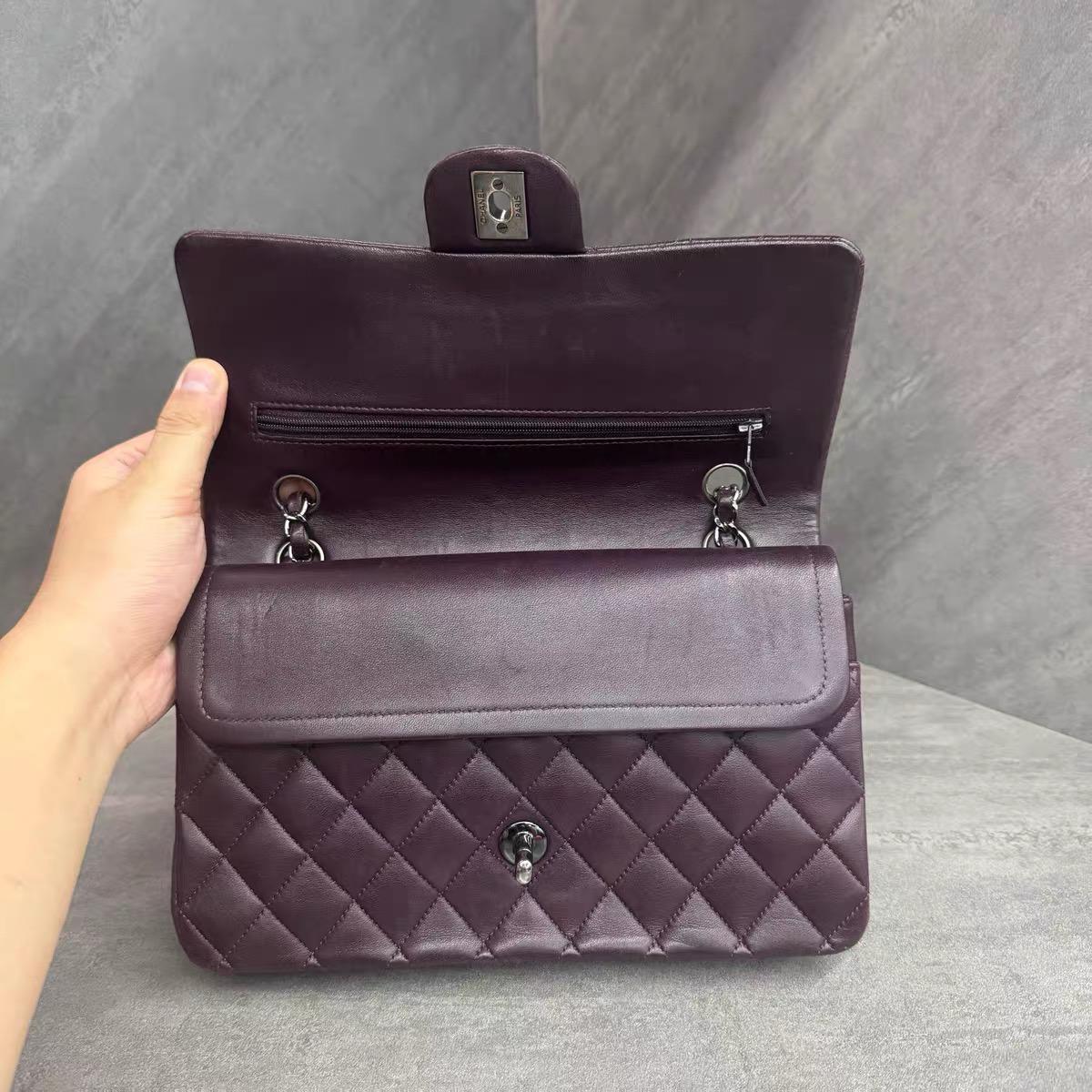 Chanel Timeless Classic Flap Medium Lila Lammfell Leder Silver Hardware im Angebot 2