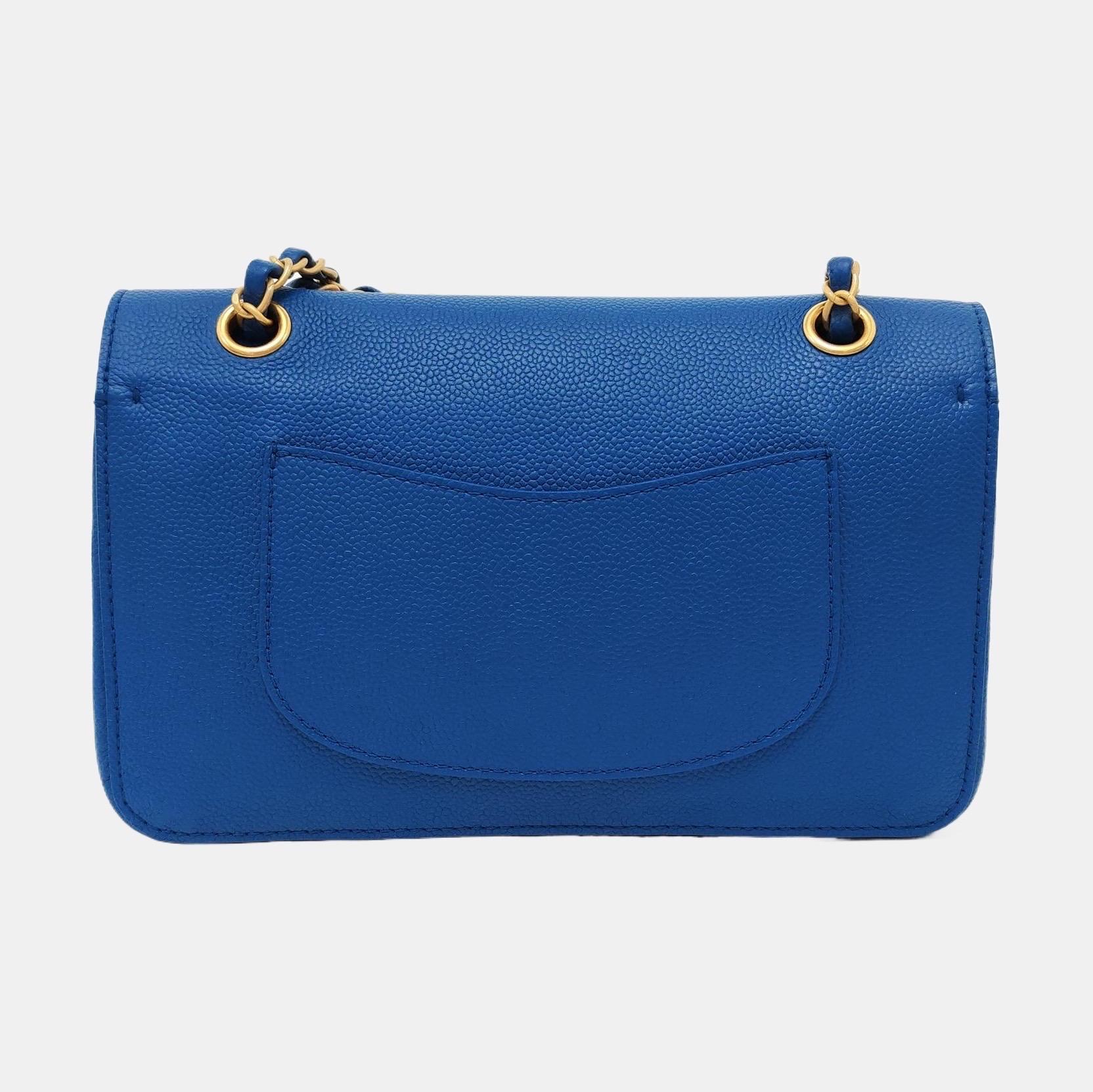 Chanel Timeless Classic Flap Medium Royal Blue Caviar Leather Gold Hardware In Good Condition For Sale In AUBERVILLIERS, FR
