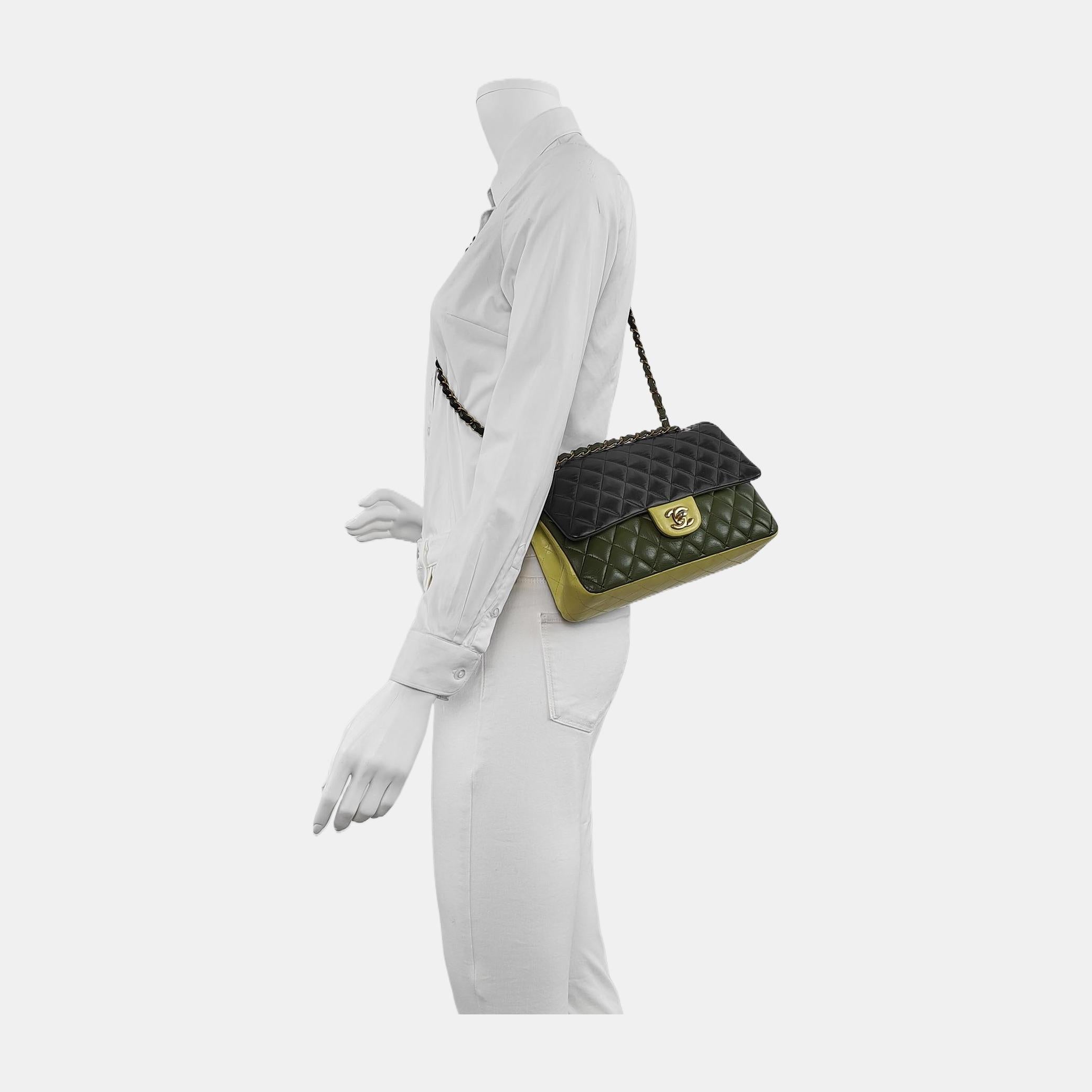 CONDITION: VERY GOOD

This preloved authentic Chanel bag is in very good condition. Rubbing around the corners and flap. Scratches to the hardware. Creases on the leather. Light stains overall. The color was professionally touched