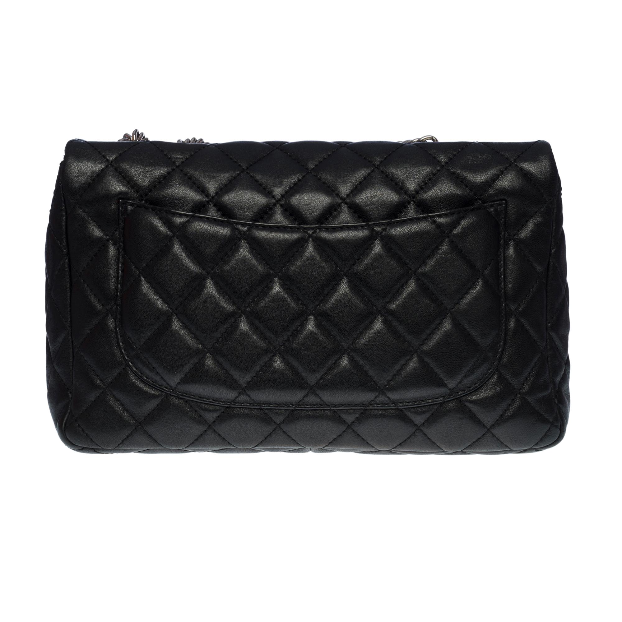Chanel Timeless/Classic Jumbo single flap shoulder bag in black leather, SHW In Excellent Condition In Paris, IDF