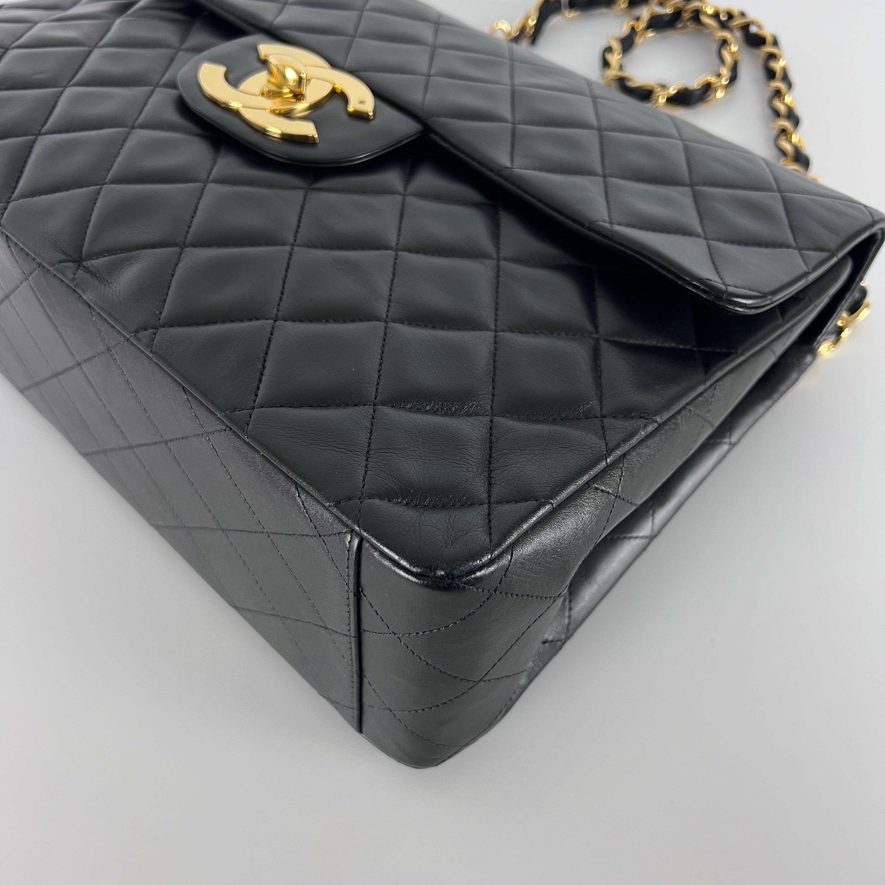 CHANEL Sac à rabat Maxi Classique Intemporel en cuir d'agneau noir 1991-1994 en vente 5