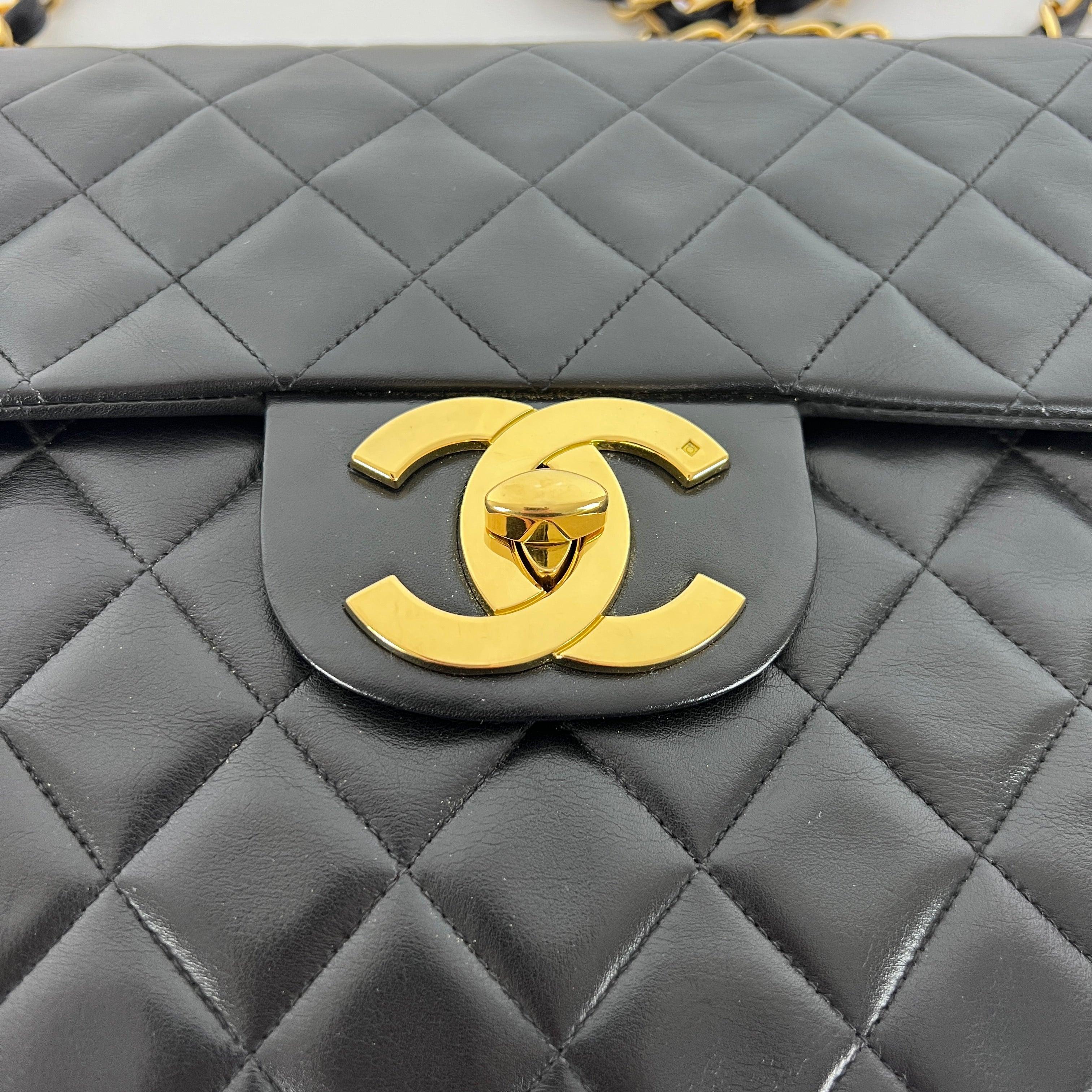 CHANEL Sac à rabat Maxi Classique Intemporel en cuir d'agneau noir 1991-1994 en vente 6