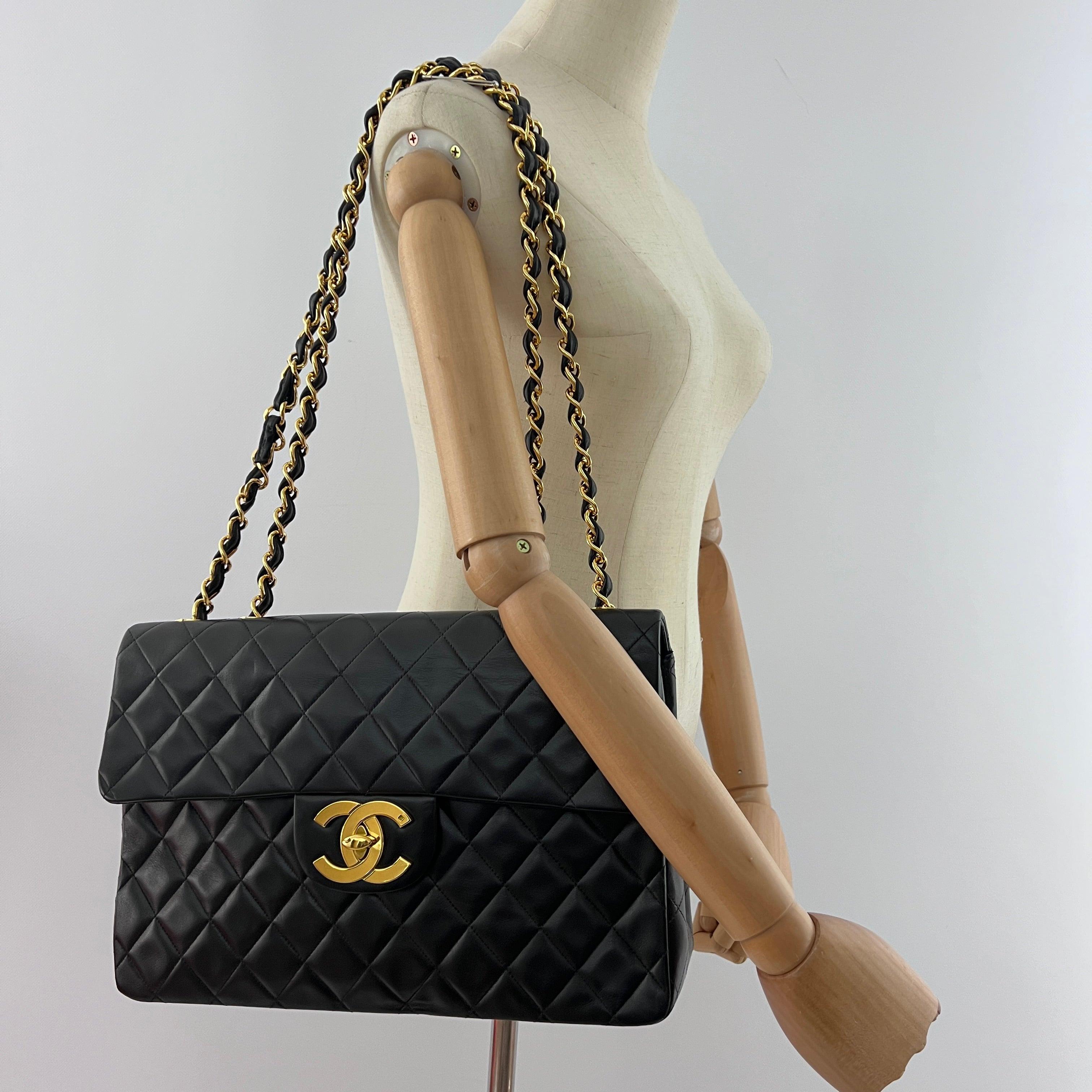 Magnifique sac à main CHANEL modèle Timeless Classique Maxi, confectionné en cuir d'agneau noir et orné d'une bijouterie dorée plaquée ou 24 carats. Ce format généreux, introduit au début des années 1990, a séduit les connaisseurs par son équilibre