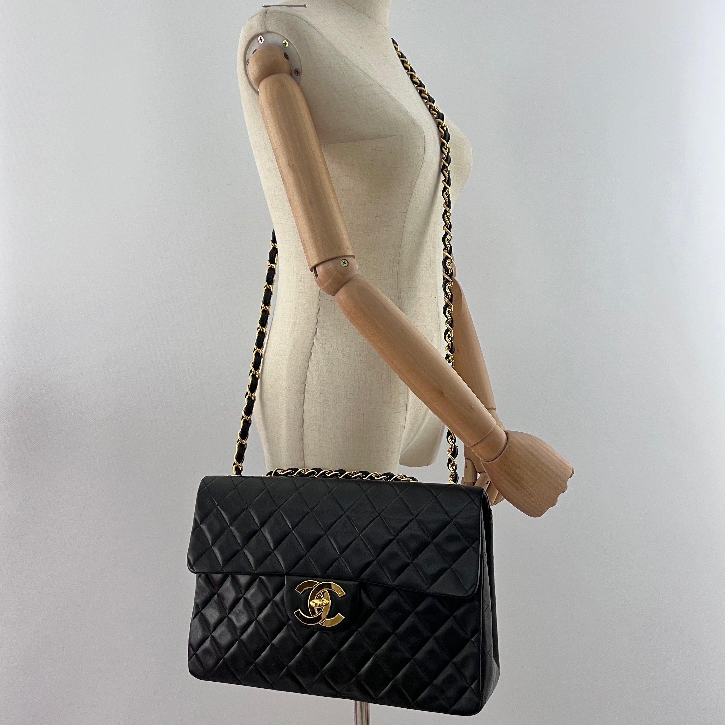 Noir CHANEL Sac à rabat Maxi Classique Intemporel en cuir d'agneau noir 1991-1994 en vente