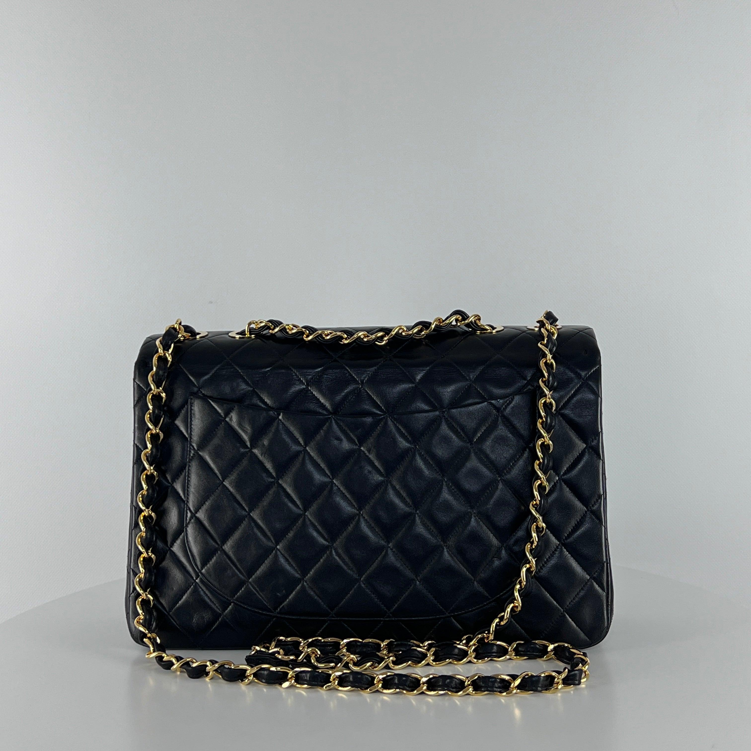 CHANEL Sac à rabat Maxi Classique Intemporel en cuir d'agneau noir 1991-1994 en vente 1