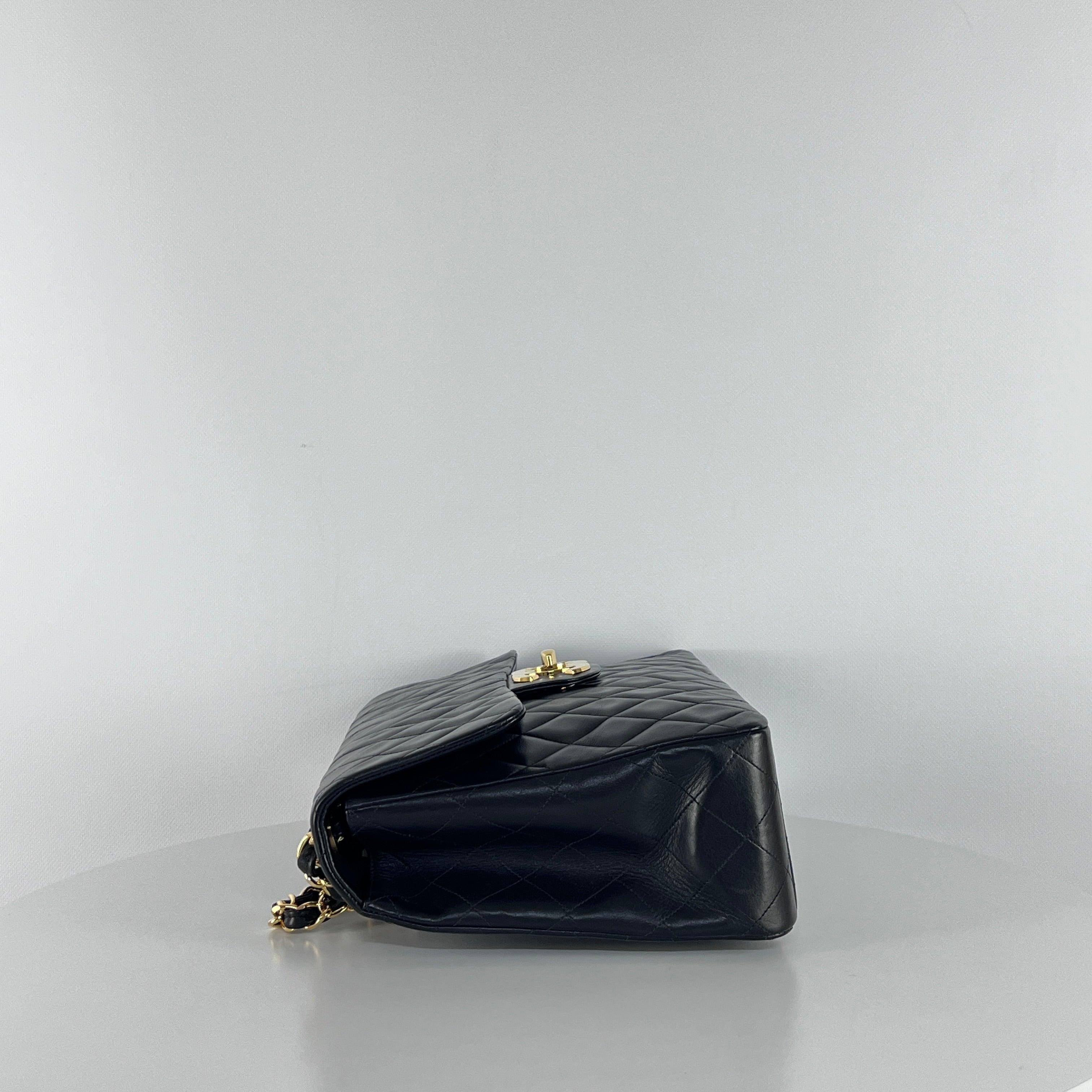 CHANEL Sac à rabat Maxi Classique Intemporel en cuir d'agneau noir 1991-1994 en vente 2
