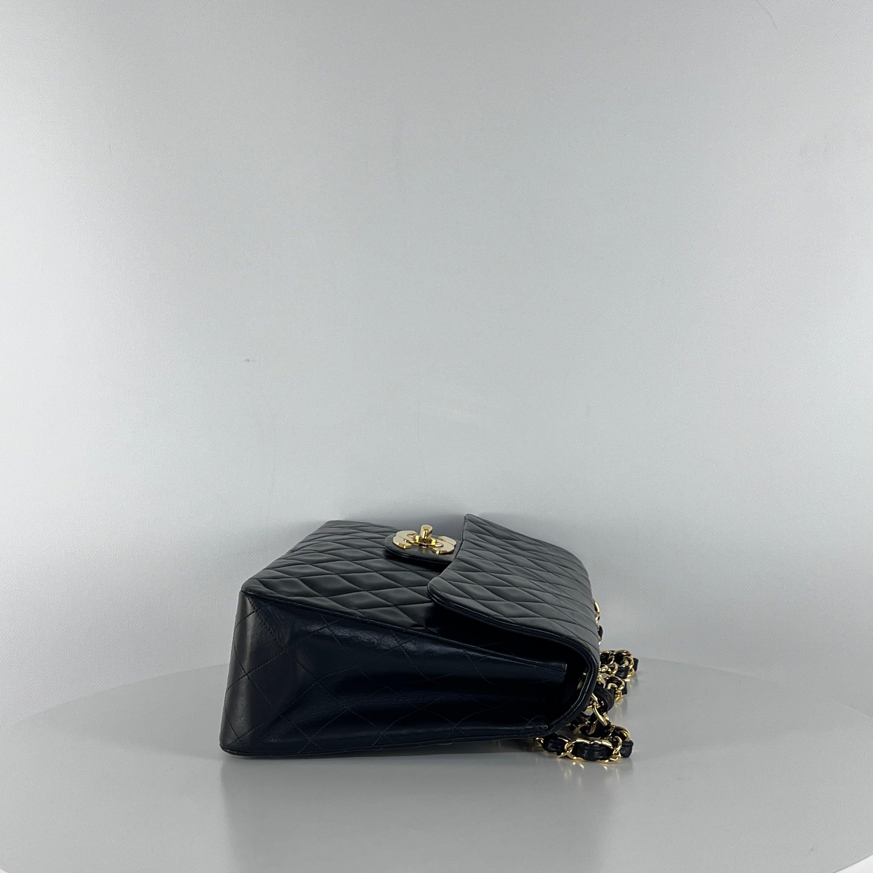 CHANEL Sac à rabat Maxi Classique Intemporel en cuir d'agneau noir 1991-1994 en vente 3