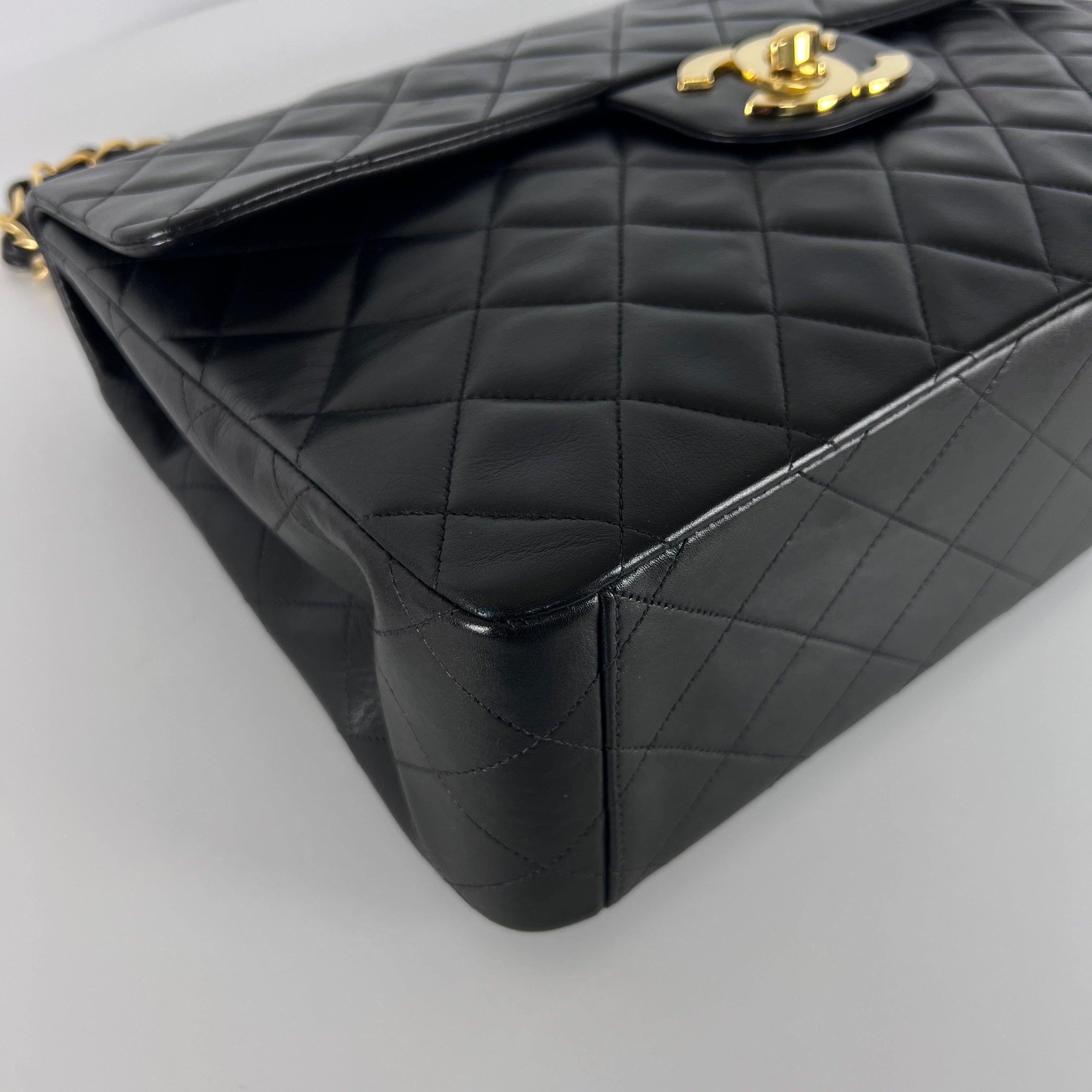 CHANEL Sac à rabat Maxi Classique Intemporel en cuir d'agneau noir 1991-1994 en vente 4