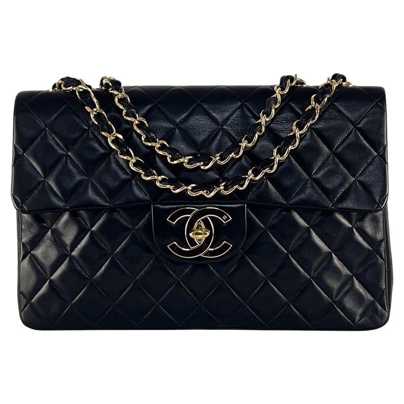 CHANEL Sac à rabat Maxi Classique Intemporel en cuir d'agneau noir 1991-1994 en vente