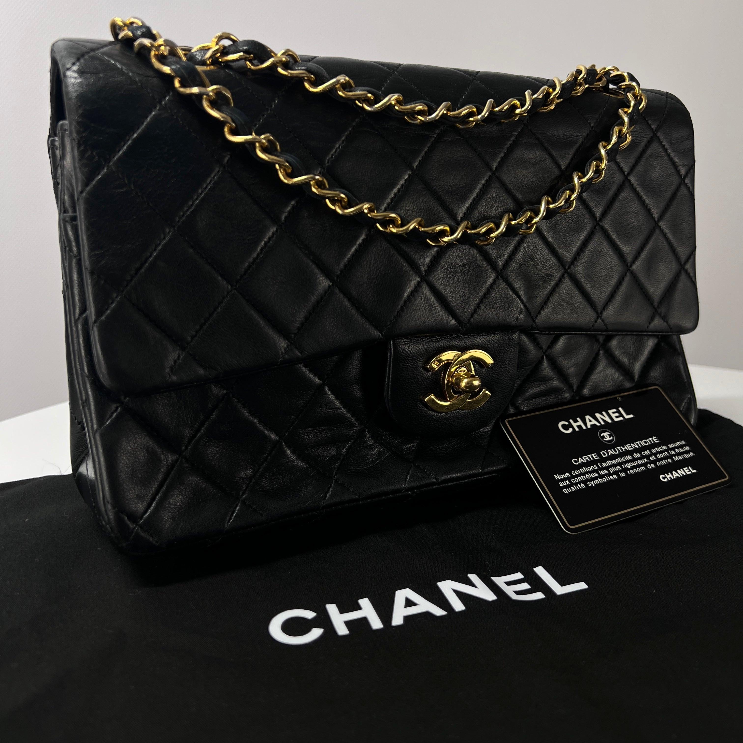 Chanel Timeless Classic Borsa media a doppia patta in pelle d'agnello nera 1989-1991 in vendita 6