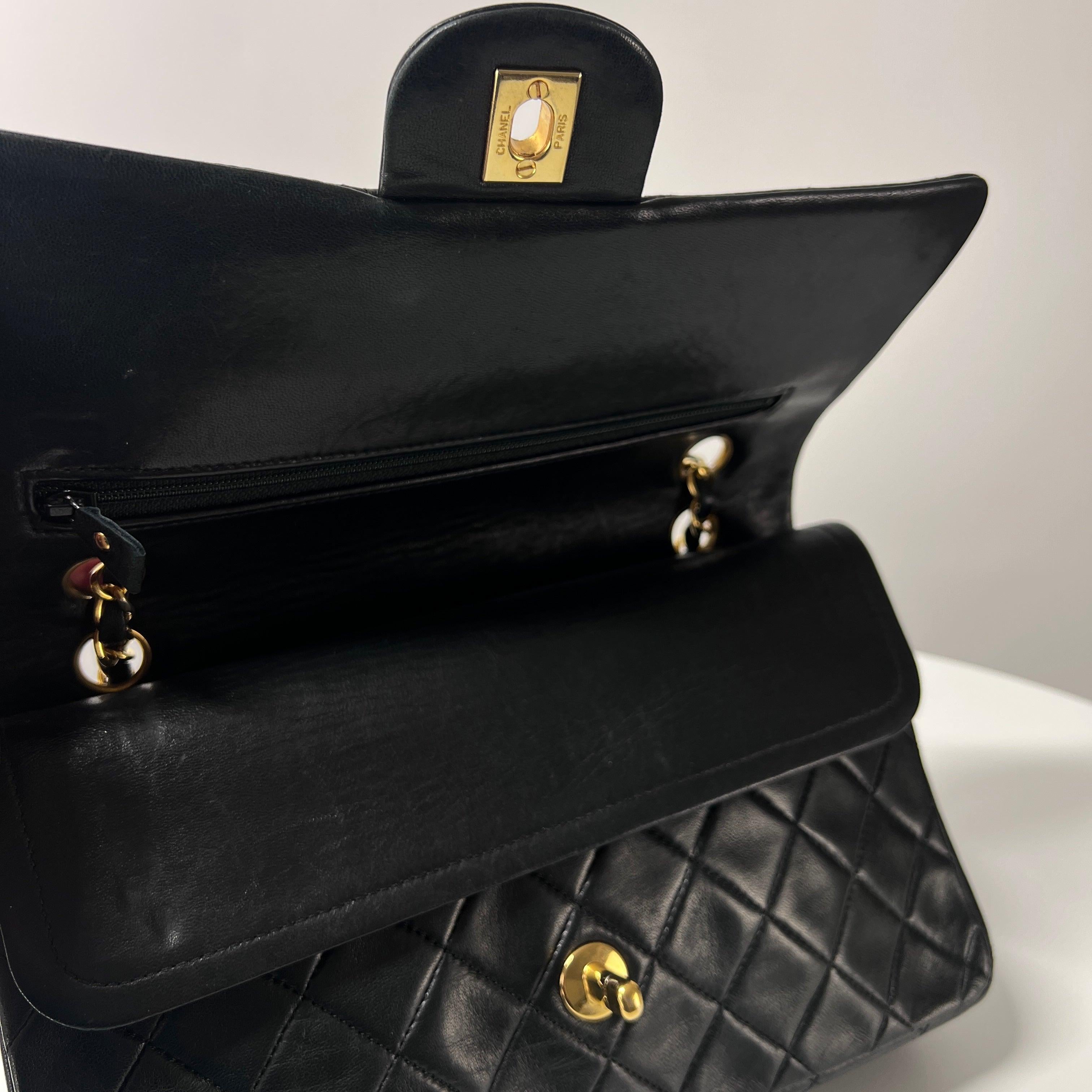 Nero Chanel Timeless Classic Borsa media a doppia patta in pelle d'agnello nera 1989-1991 in vendita