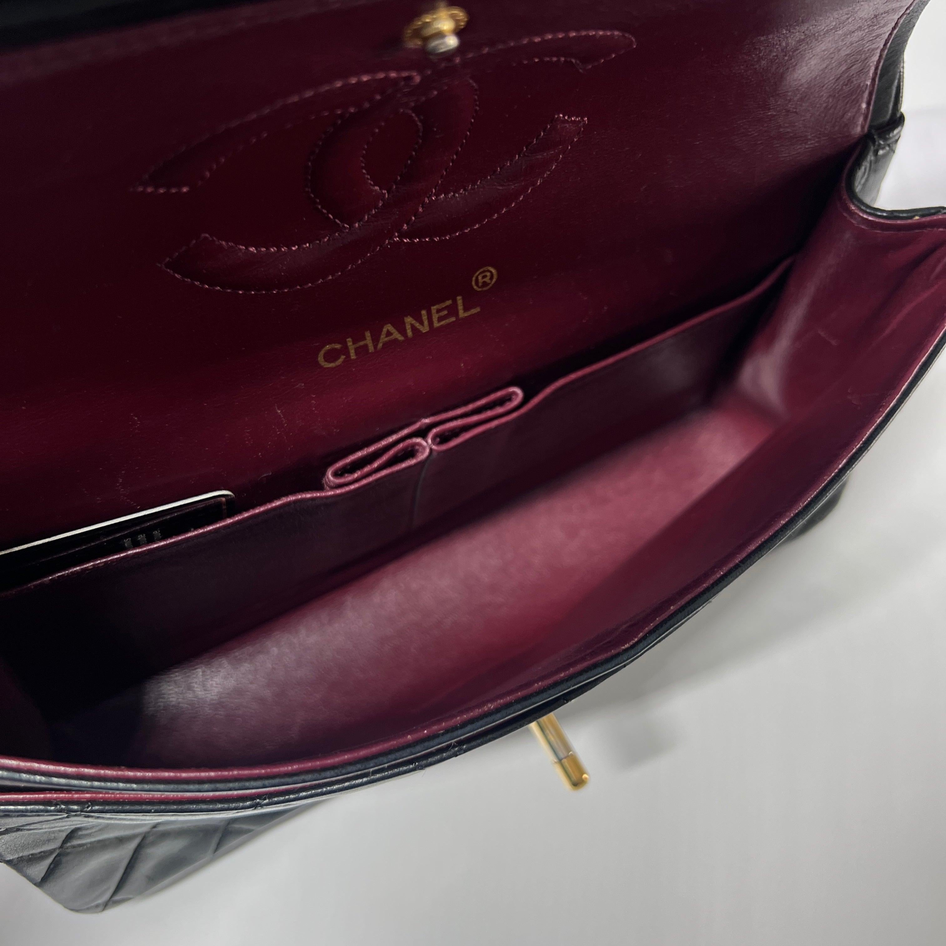 Chanel Timeless Classic Borsa media a doppia patta in pelle d'agnello nera 1989-1991 in vendita 3