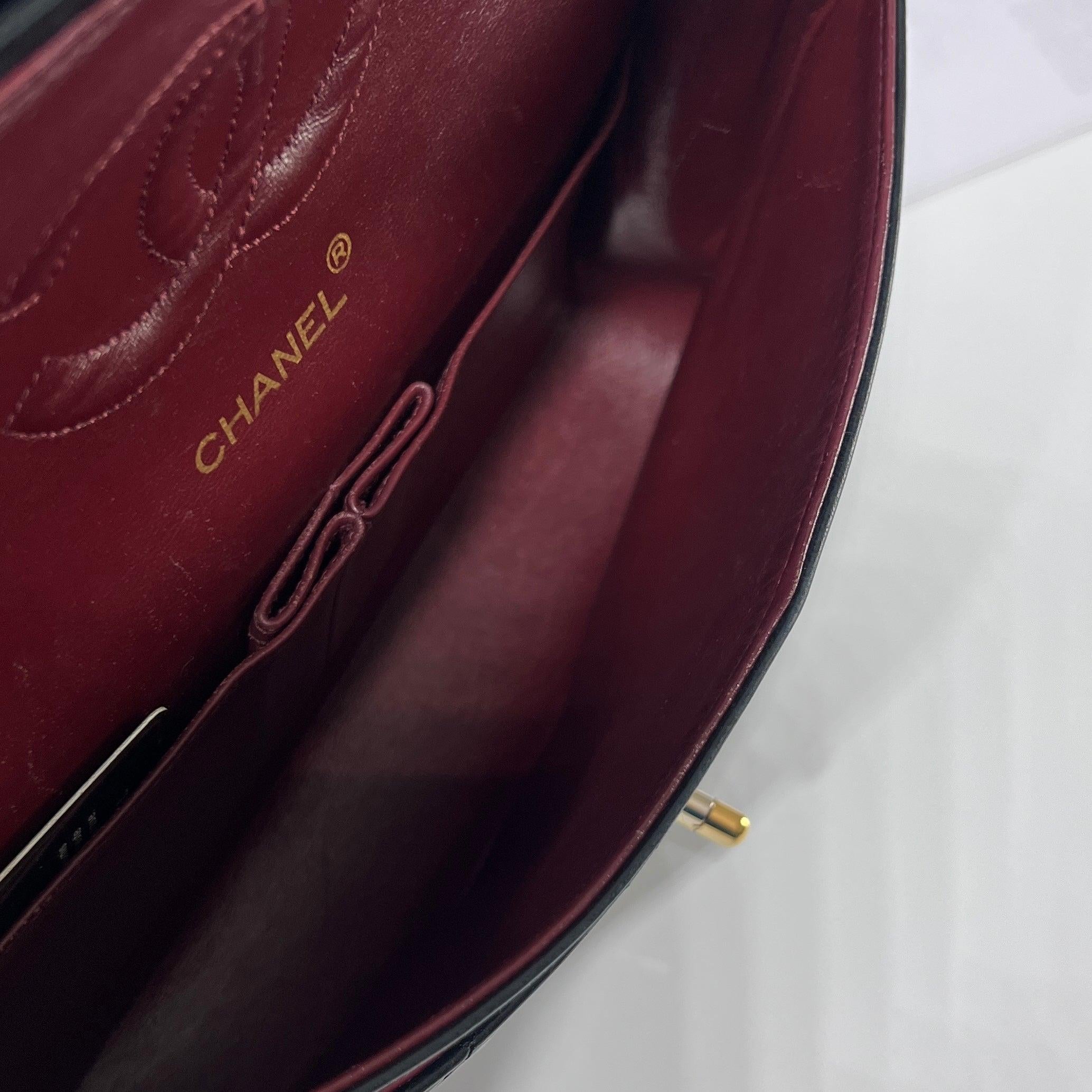 Chanel Timeless Classic Borsa media a doppia patta in pelle d'agnello nera 1989-1991 in vendita 4