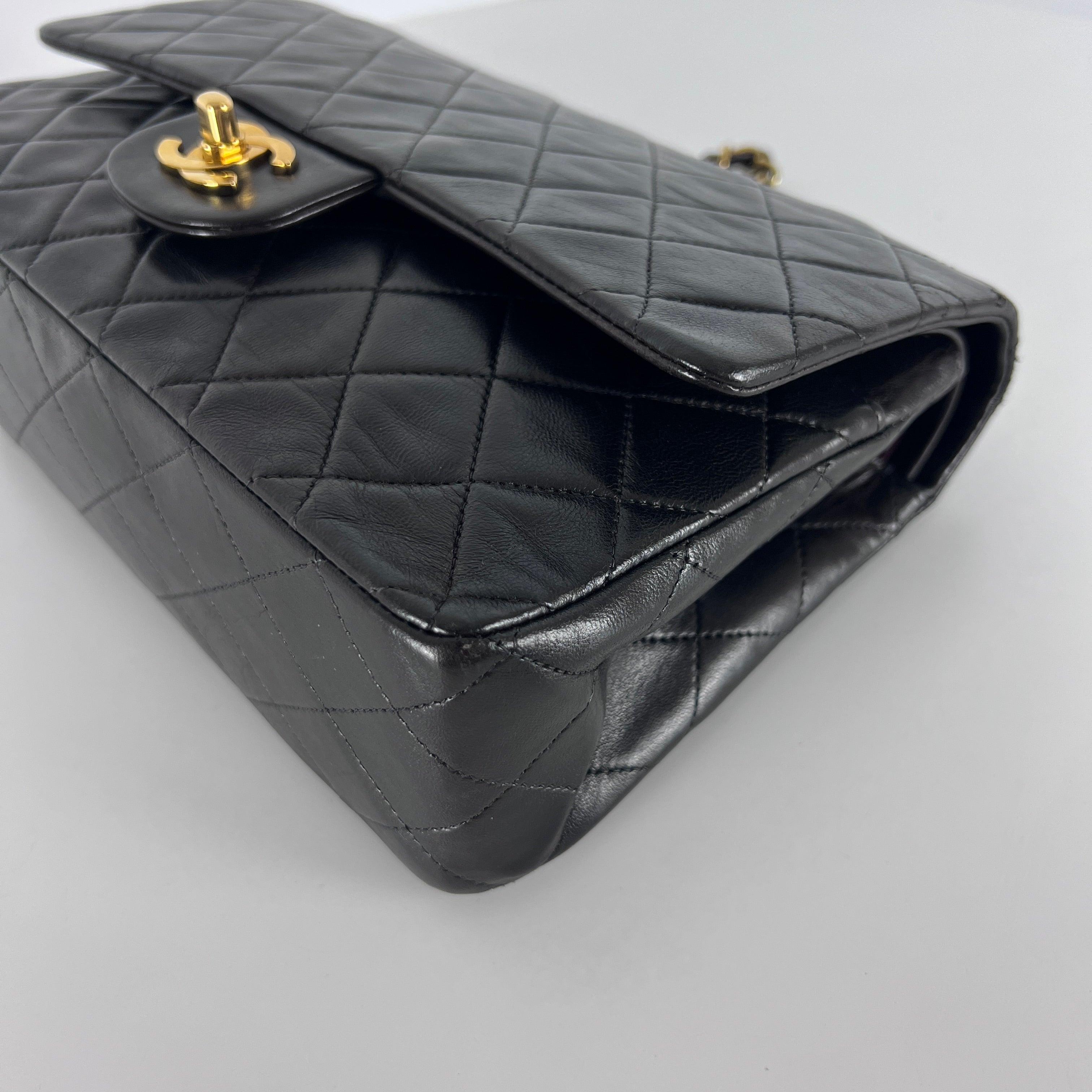 CHANEL Timeless Classic Medium Double Flap Bag Black Lambskin 1994-1996 en vente 5