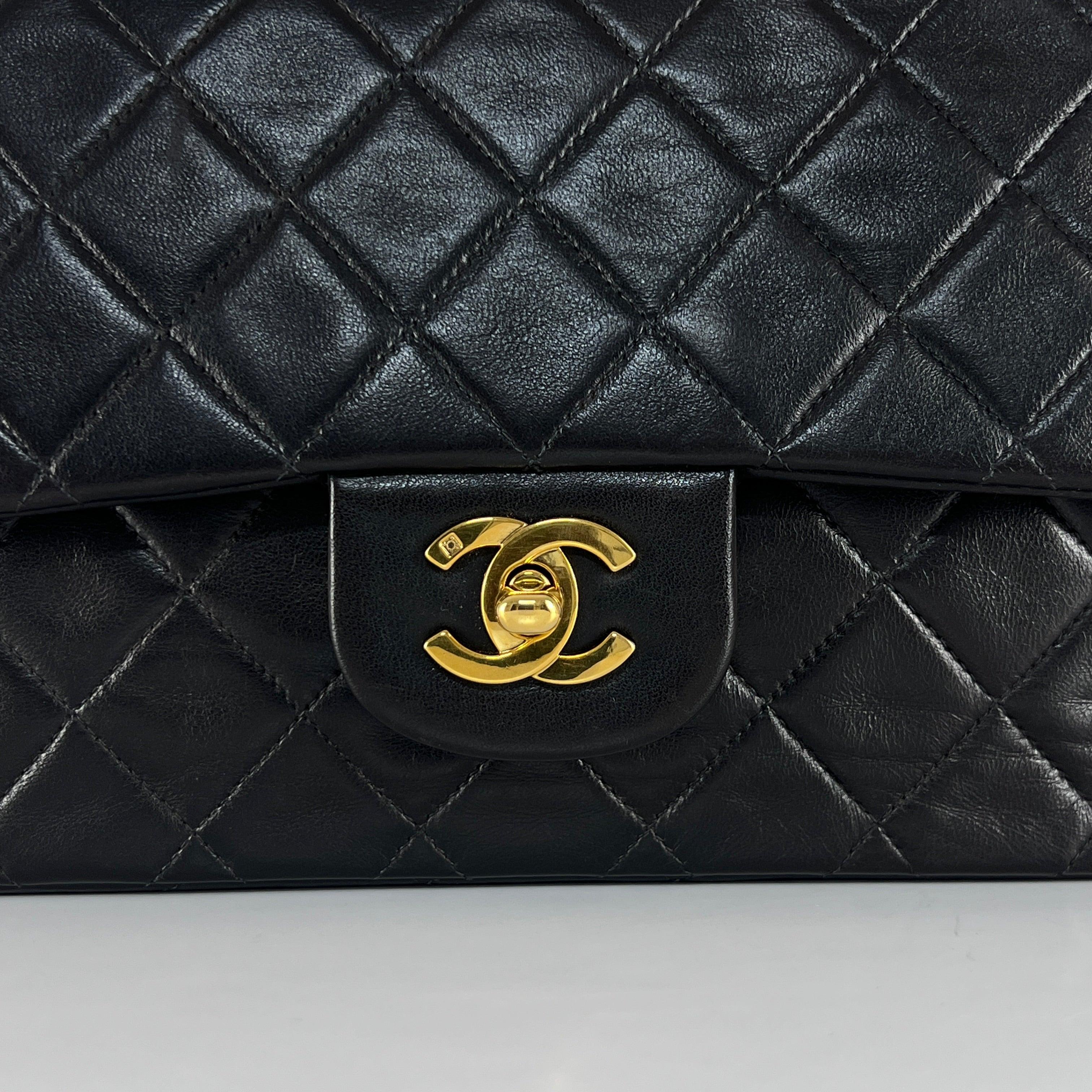 CHANEL Timeless Classic Medium Double Flap Bag Black Lambskin 1994-1996 en vente 6