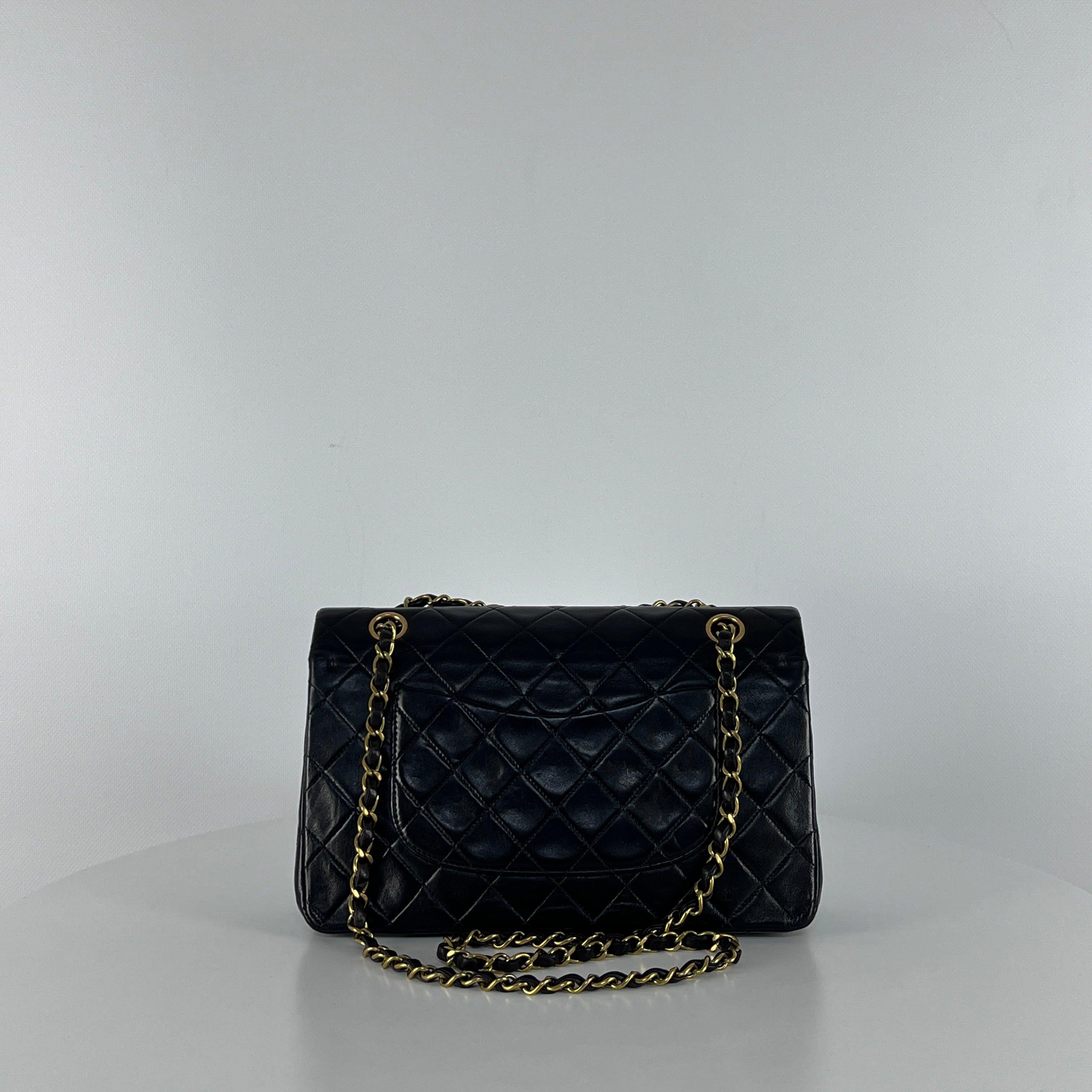 CHANEL Timeless Classic Medium Double Flap Bag Black Lambskin 1994-1996 Excellent état - En vente à SAINT-OUEN-SUR-SEINE, FR