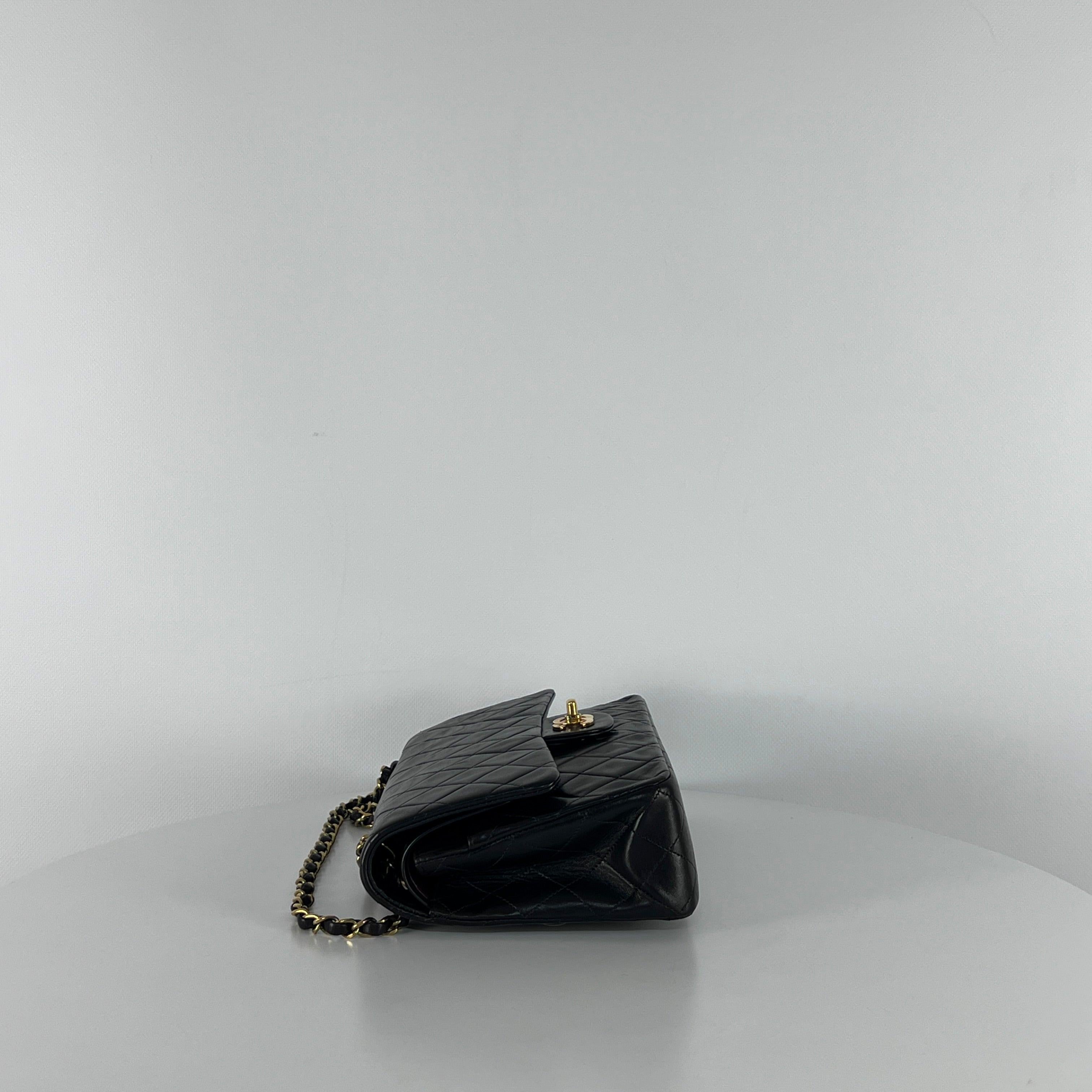 CHANEL Timeless Classic Medium Double Flap Bag Black Lambskin 1994-1996 Unisexe en vente