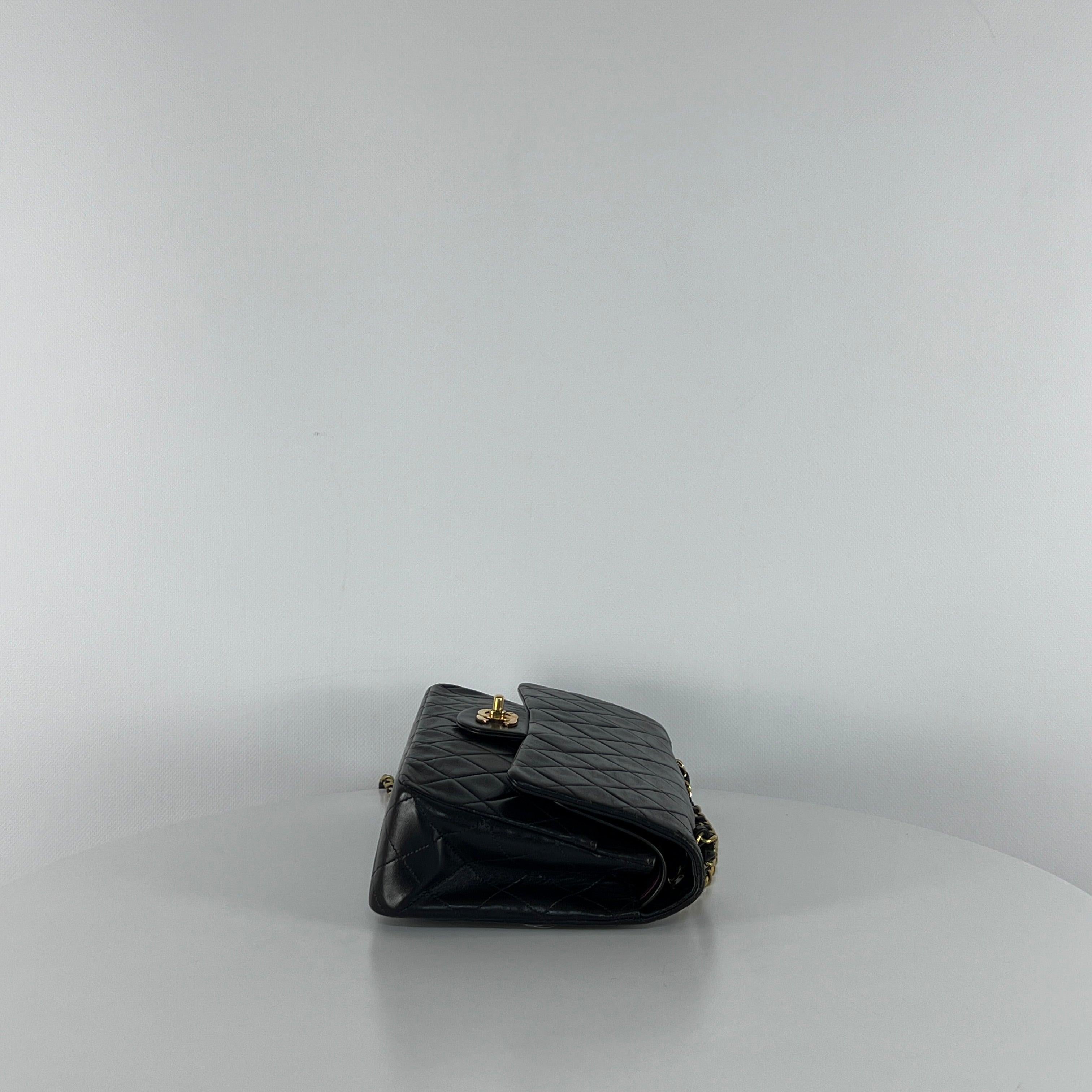 CHANEL Timeless Classic Medium Double Flap Bag Black Lambskin 1994-1996 en vente 1