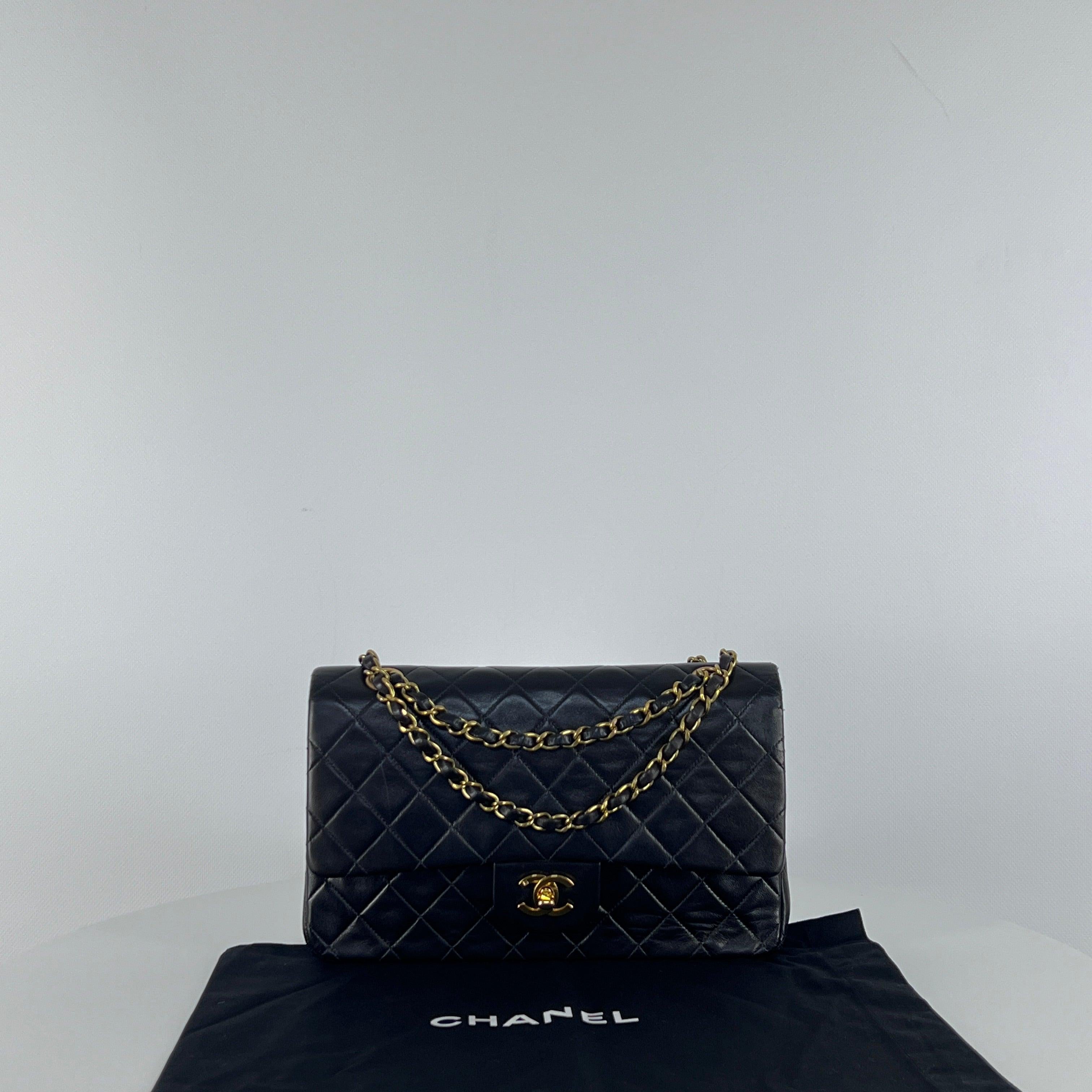CHANEL Timeless Classic Medium Double Flap Bag Black Lambskin 1994-1996 en vente 3