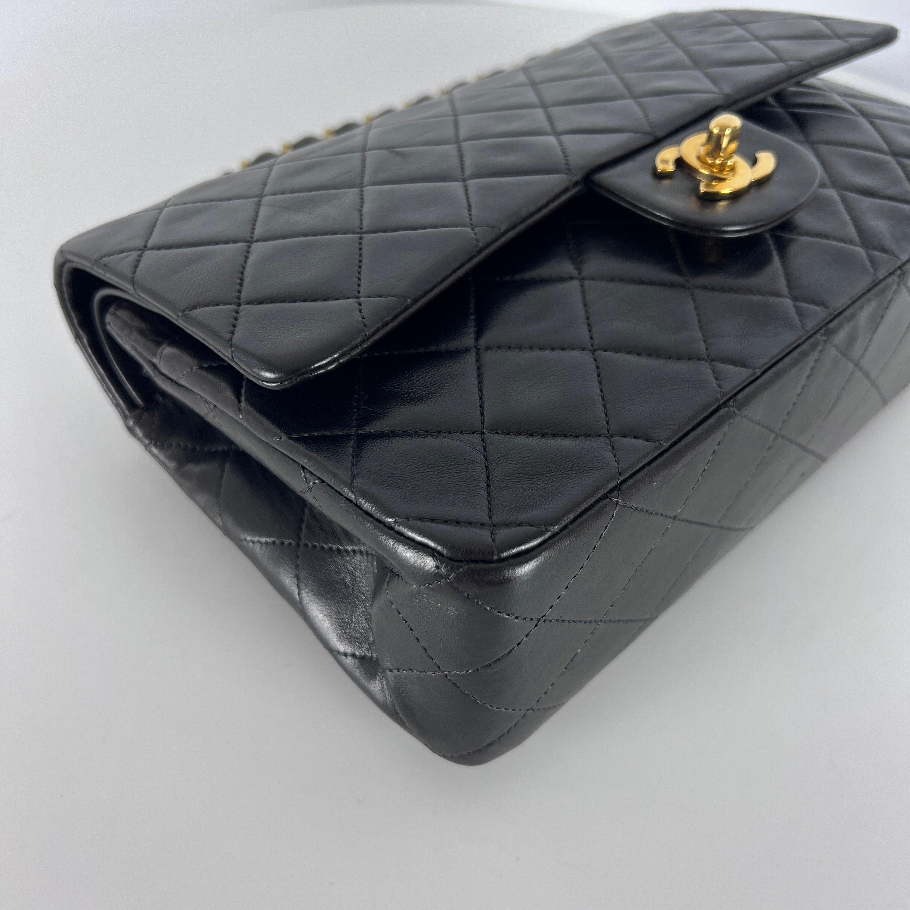 CHANEL Timeless Classic Medium Double Flap Bag Black Lambskin 1994-1996 en vente 4