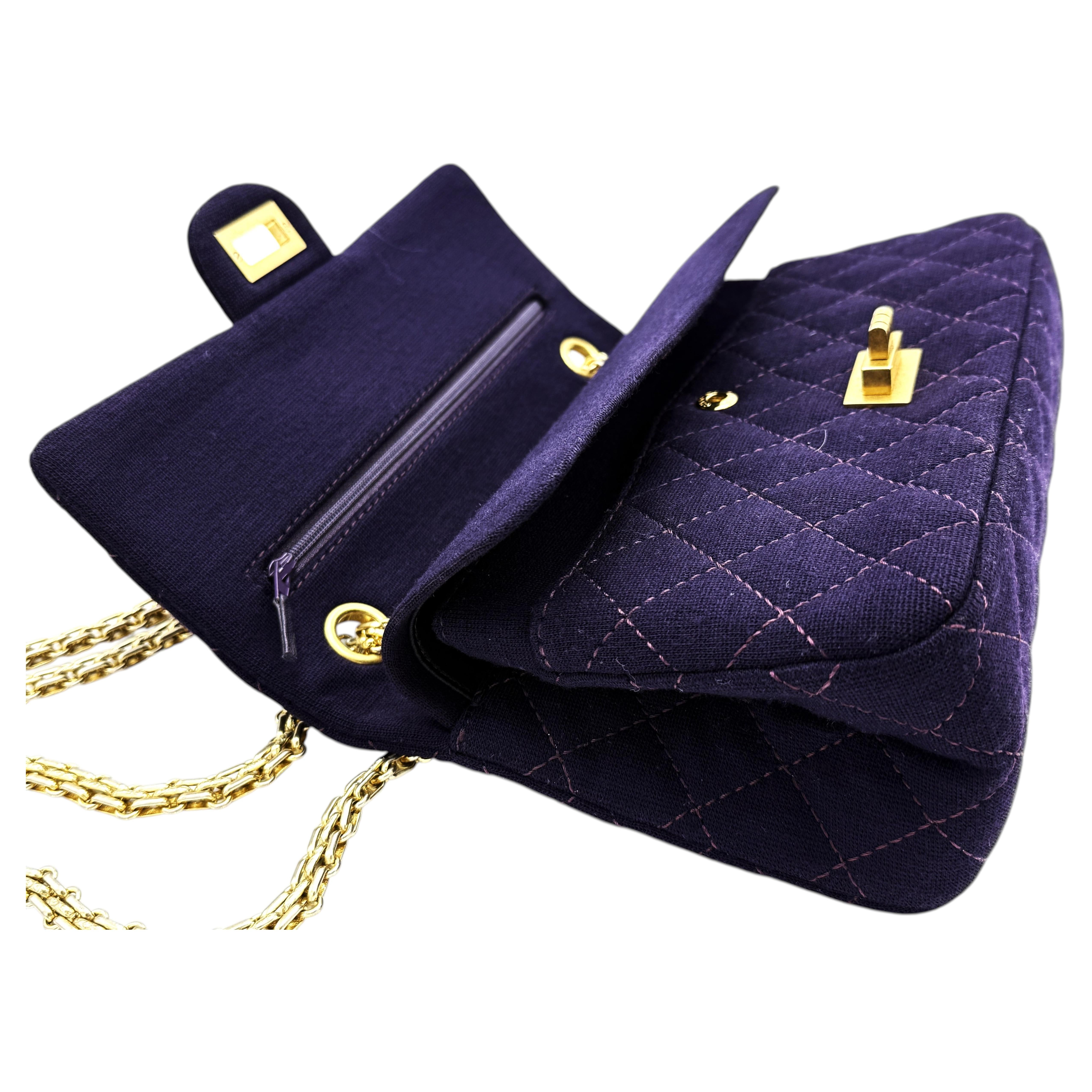 Chanel intramontabile classica borsa media a doppia patta in Jersey viola, anni 2000 in vendita