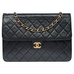 Chanel Timeless/Classic Push Lock Umhängetasche mit Klappe aus schwarzem gestepptem Lamm , GHW