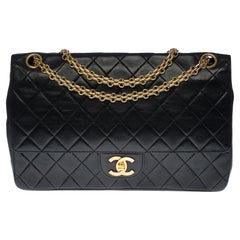 Chanel Timeless/Classic shoulder bag in black quilted lambskin and gold hardware