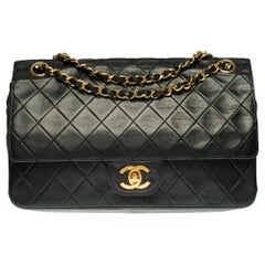 Chanel Timeless/Classic shoulder bag in black quilted lambskin, gold hardware