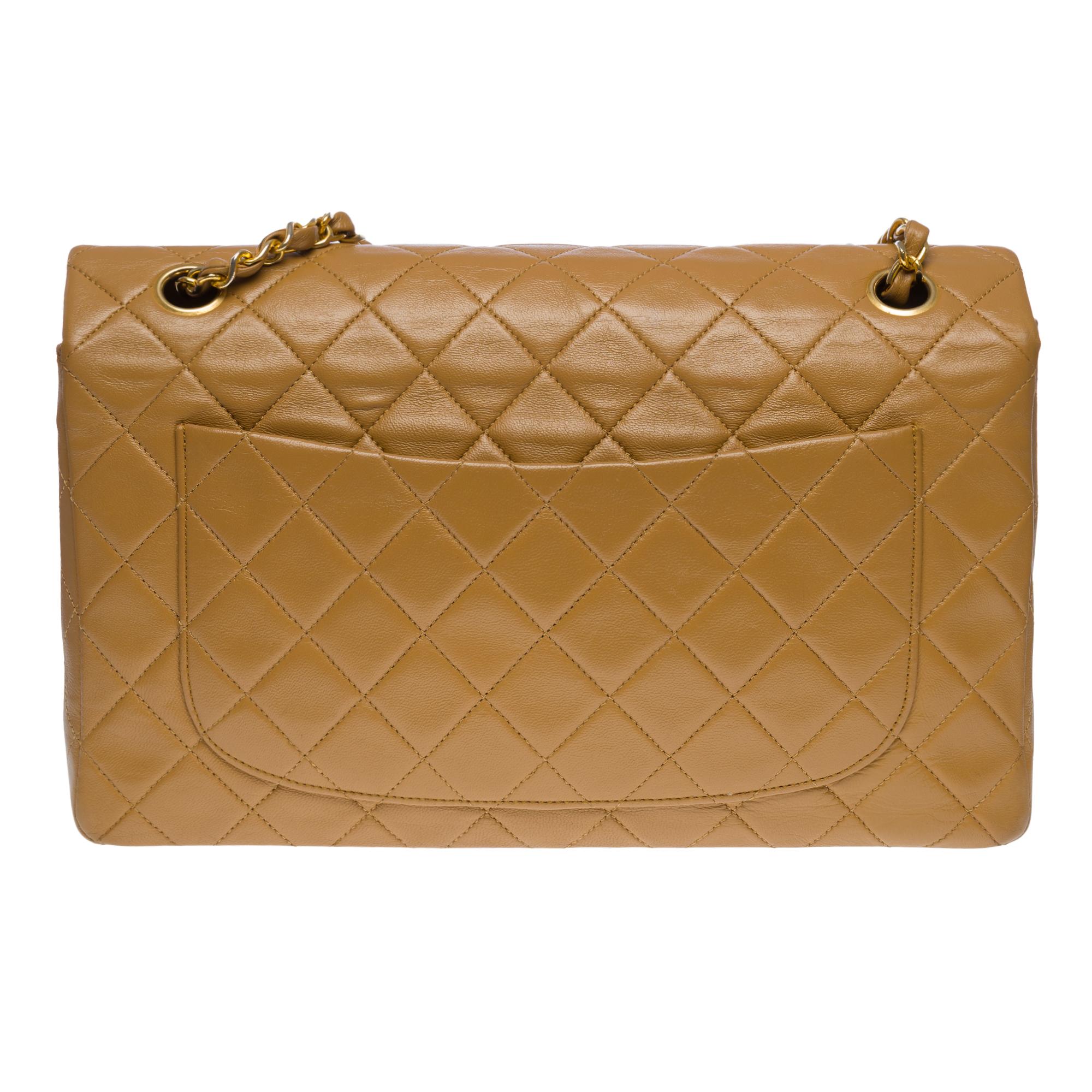 Chanel Timeless/Classic shoulder flap bag in beige quilted lambskin leather, GHW In Good Condition For Sale In Paris, IDF