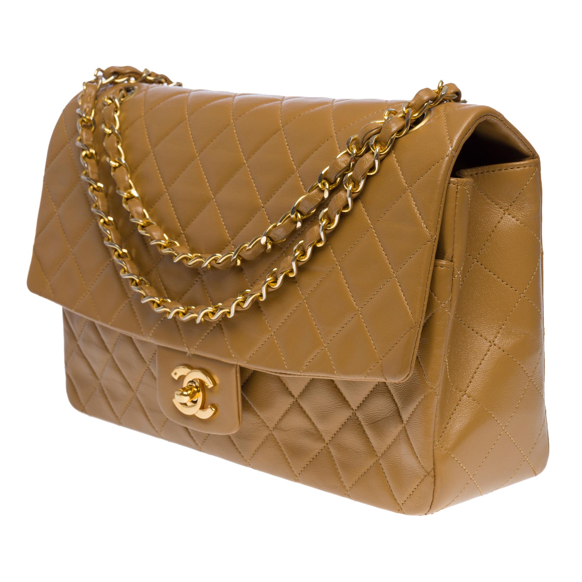 Women's Chanel Timeless/Classic shoulder flap bag in beige quilted lambskin leather, GHW For Sale