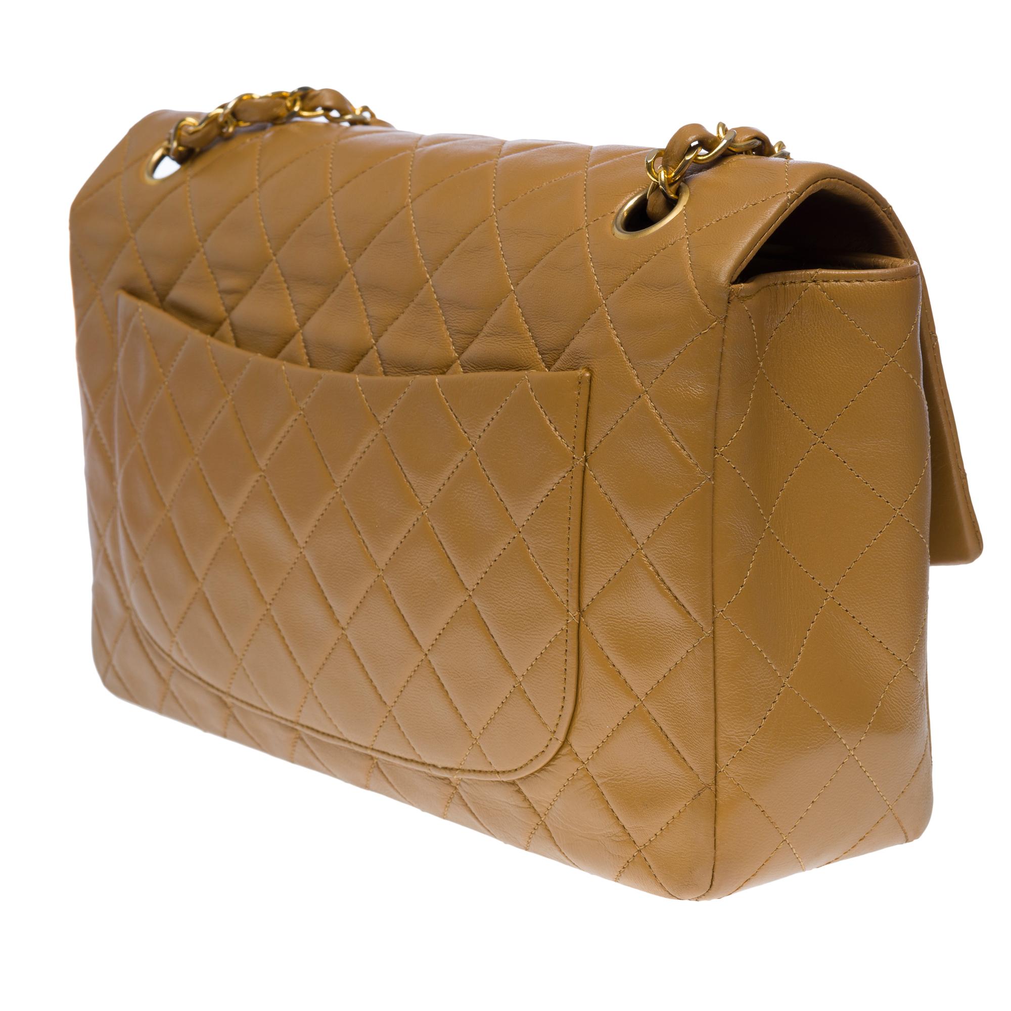 Chanel Timeless/Classic shoulder flap bag in beige quilted lambskin leather, GHW For Sale 1