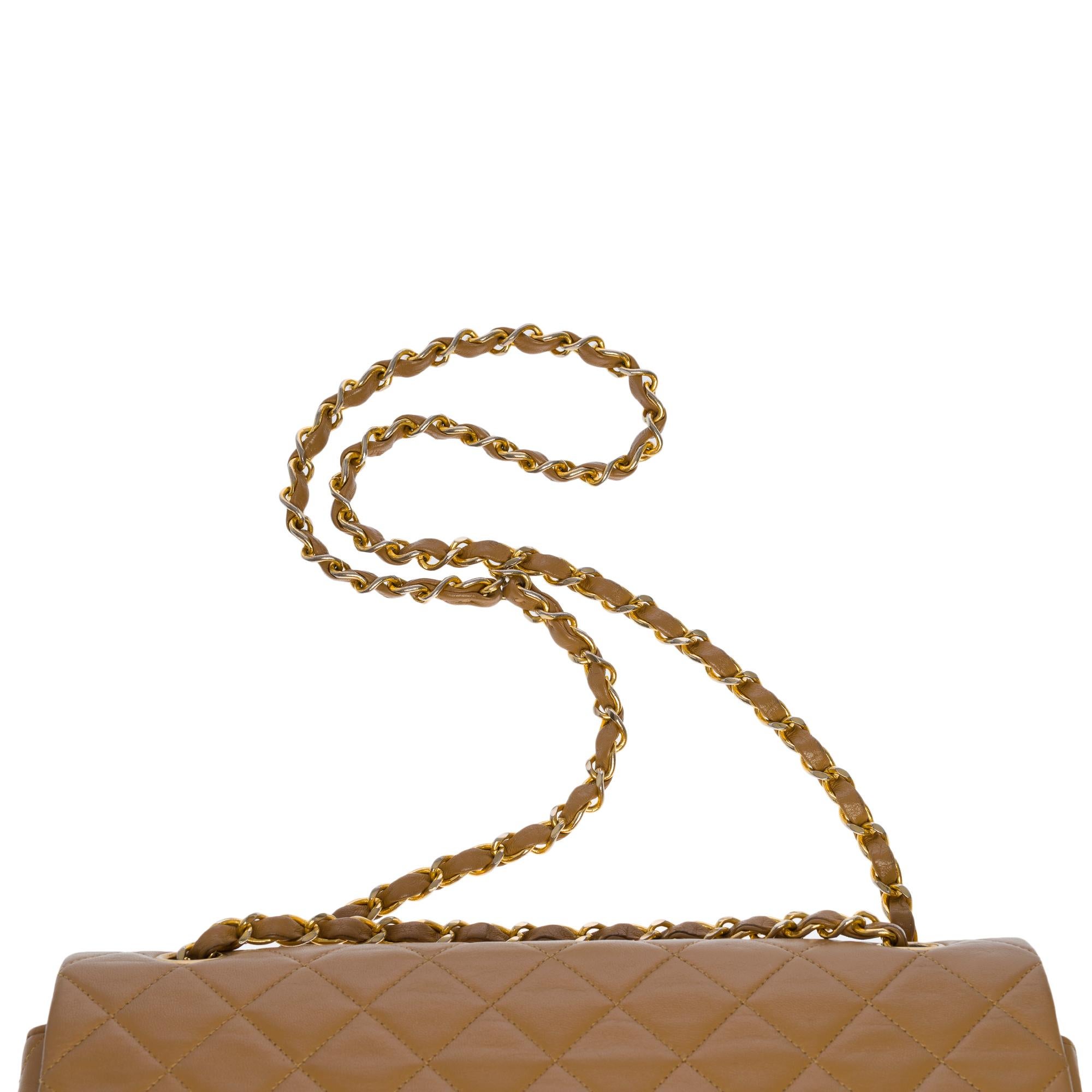 Chanel Timeless/Classic shoulder flap bag in beige quilted lambskin leather, GHW For Sale 4