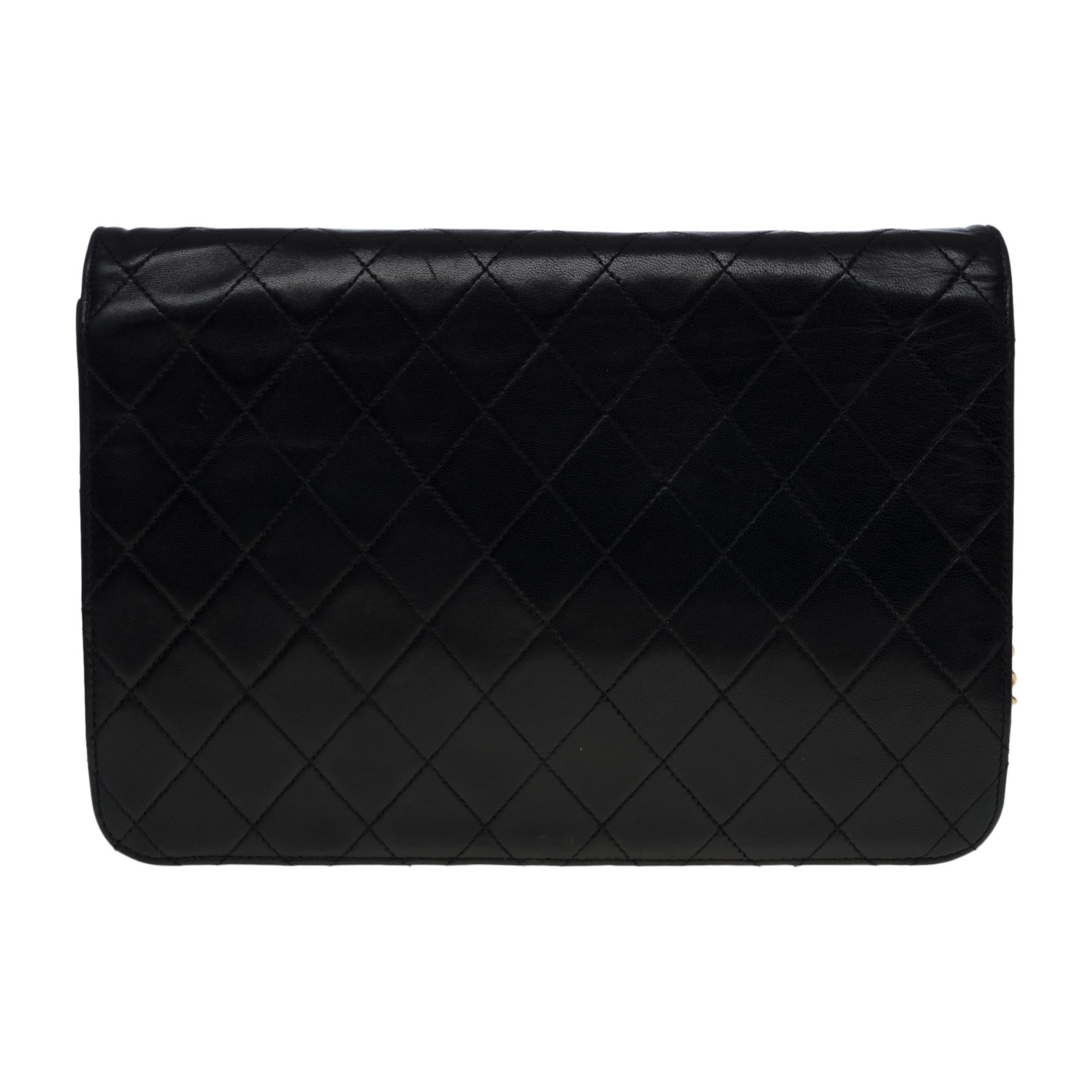 Beautiful​ ​Chanel​ ​Classic​ ​medium​ ​flap​ ​shoulder​ ​bag​ ​in​ ​black​ ​quilted​ ​lambskin​ ​leather,​ ​gold​ ​metal​ ​trim,​ ​a​ ​gold​ ​metal​ ​chain​ ​handle​ ​interlaced​ ​with​ ​black​ ​leather​ ​allowing​ ​a​ ​shoulder​ ​or​