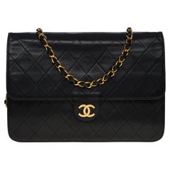 Chanel Timeless/Classic shoulder flap bag in black quilted lambskin , GHW