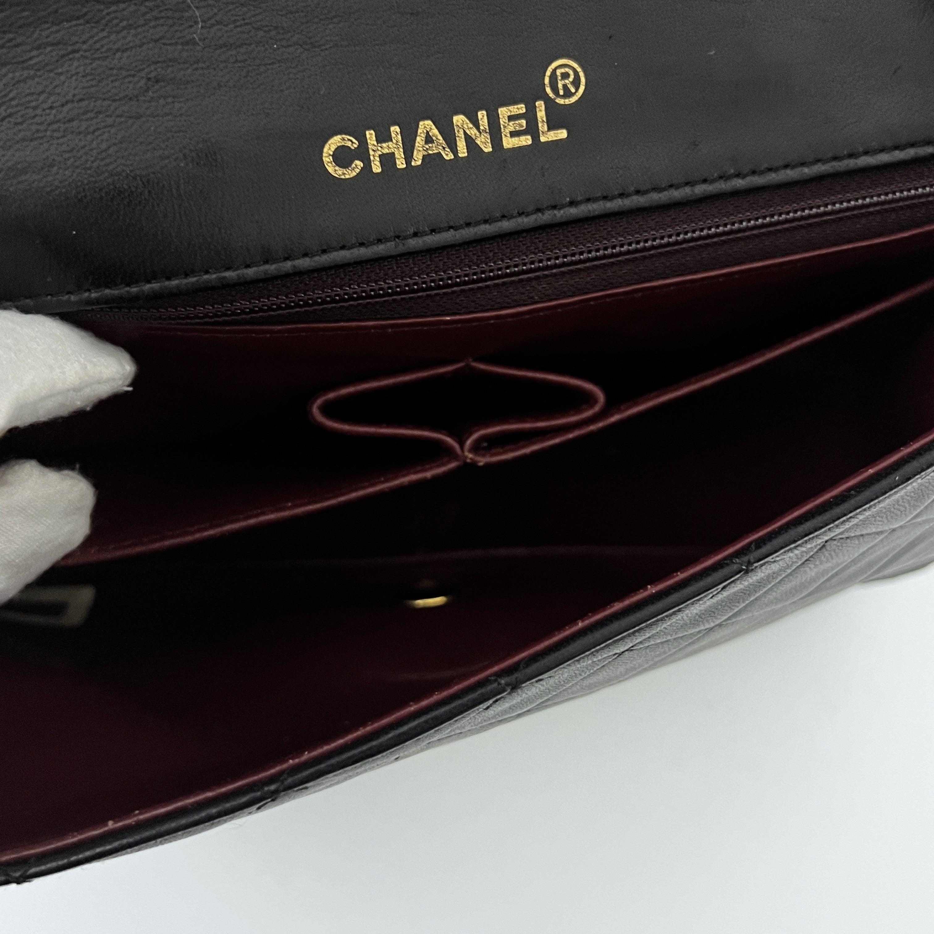 Chanel Timeless Classic Borsa con patta singola nera trapuntata in pelle d'agnello 1989-1991 in vendita 6